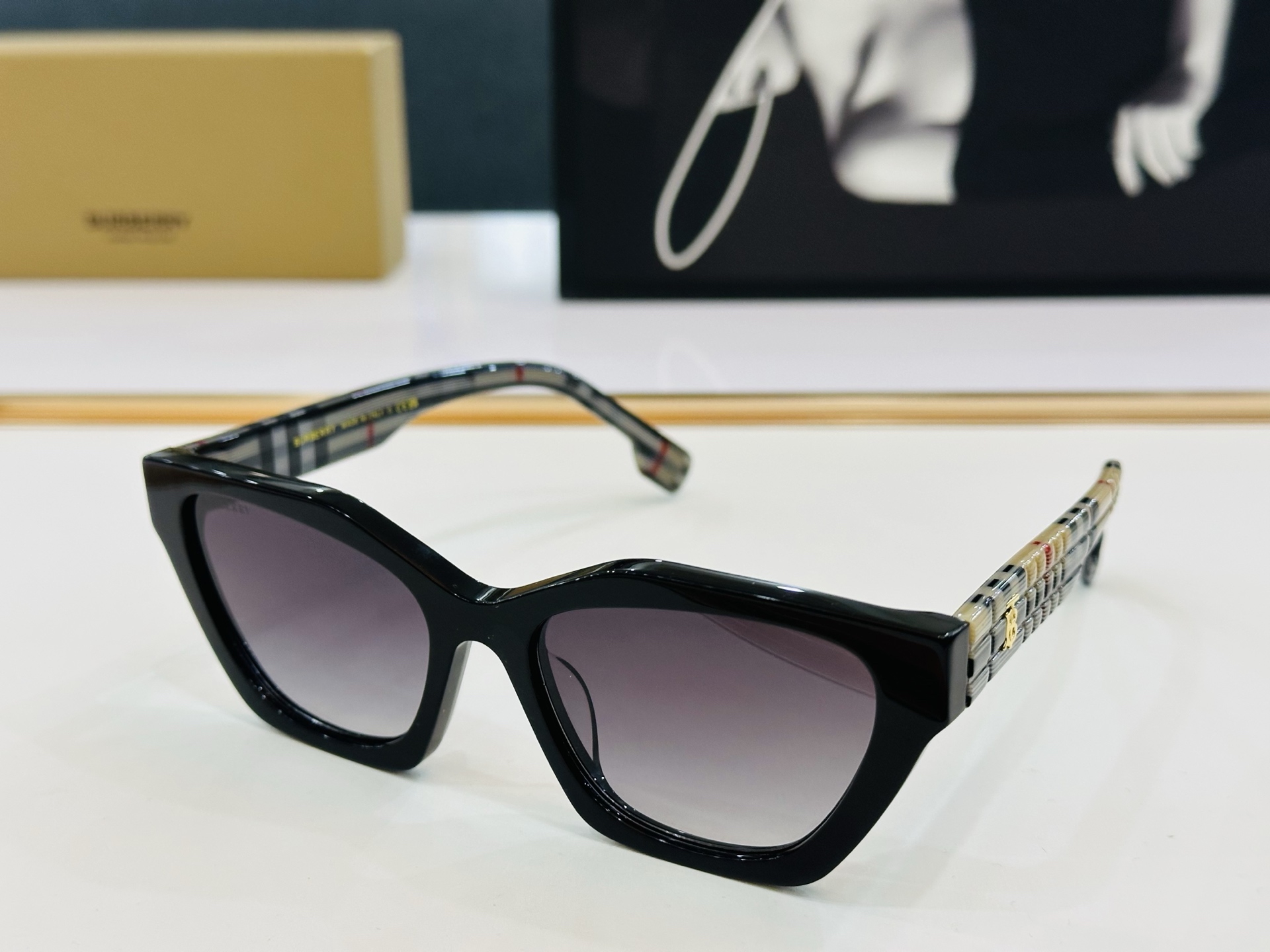 高品质✨BURBERR*✨ 巴家 BE6012 Size：55口18-145 女款太阳眼镜得意 愉快 D