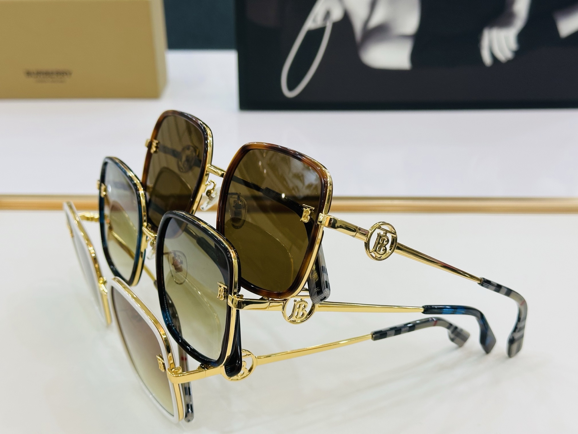 高品质✨BURBERR*✨ 巴家 BE6001    Size：56口19-145 女款太阳眼镜得意 愉