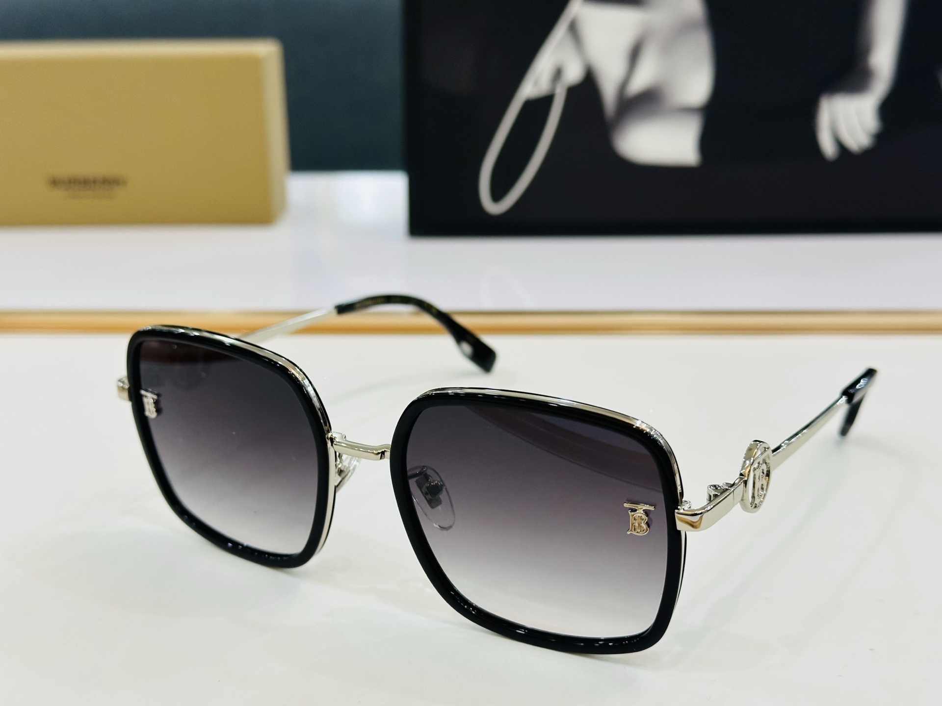 高品质✨BURBERR*✨ 巴家 BE6001    Size：56口19-145 女款太阳眼镜得意 愉