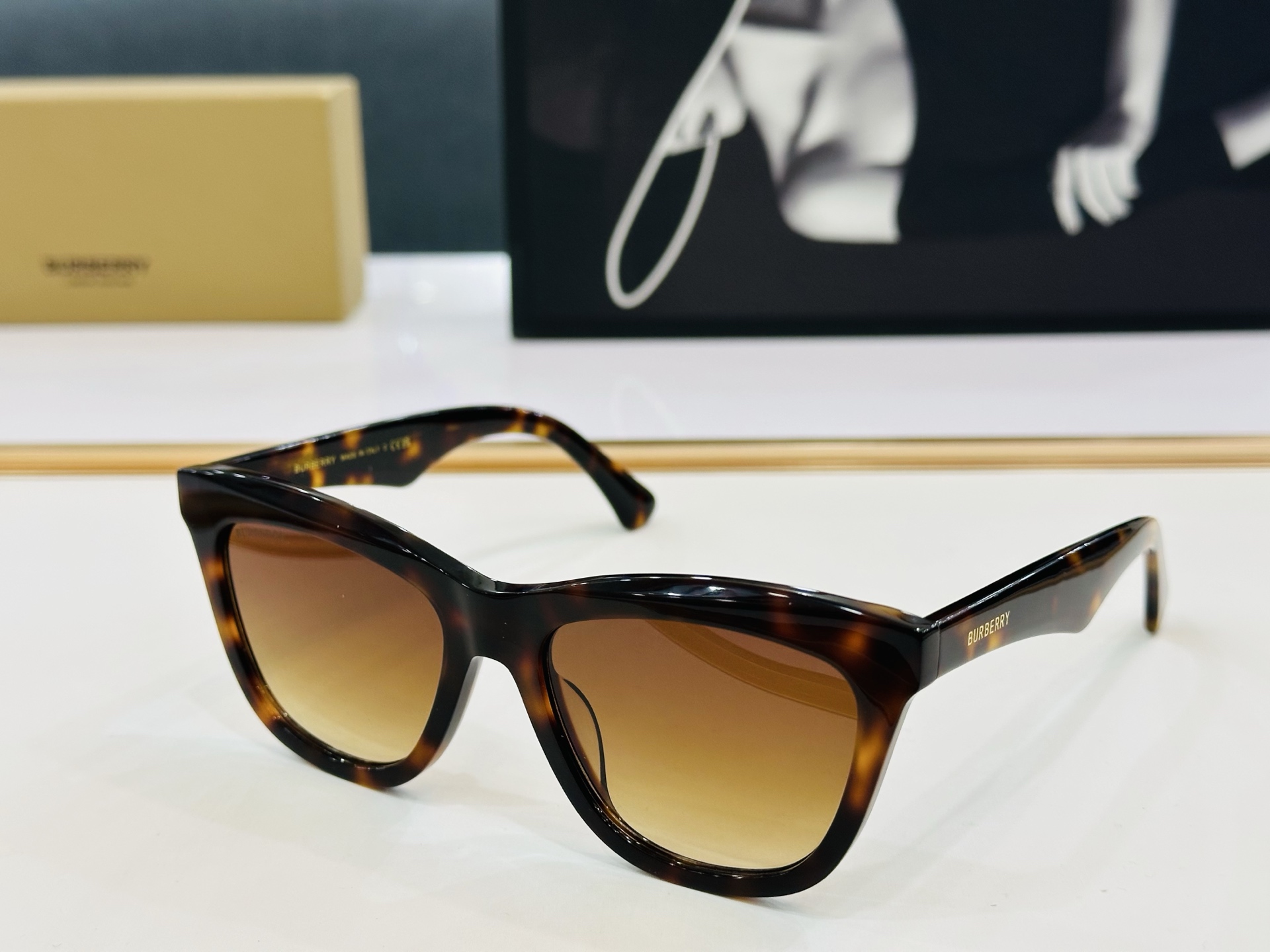 高品质✨BURBERR*✨ 巴家 BE6013 Size：54口18-145 女款太阳眼镜得意 愉快 K