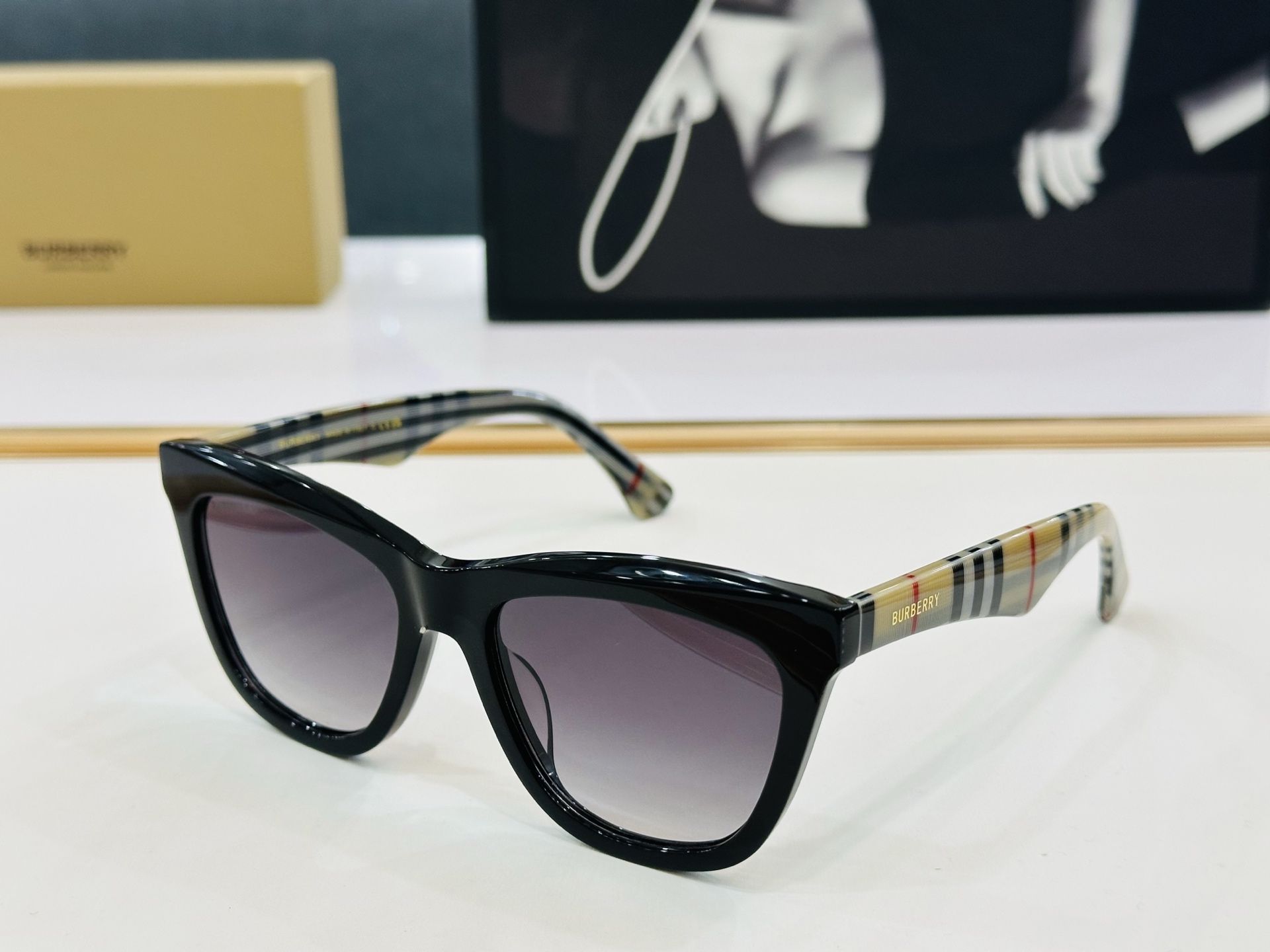 高品质✨BURBERR*✨ 巴家 BE6013 Size：54口18-145 女款太阳眼镜得意 愉快 K