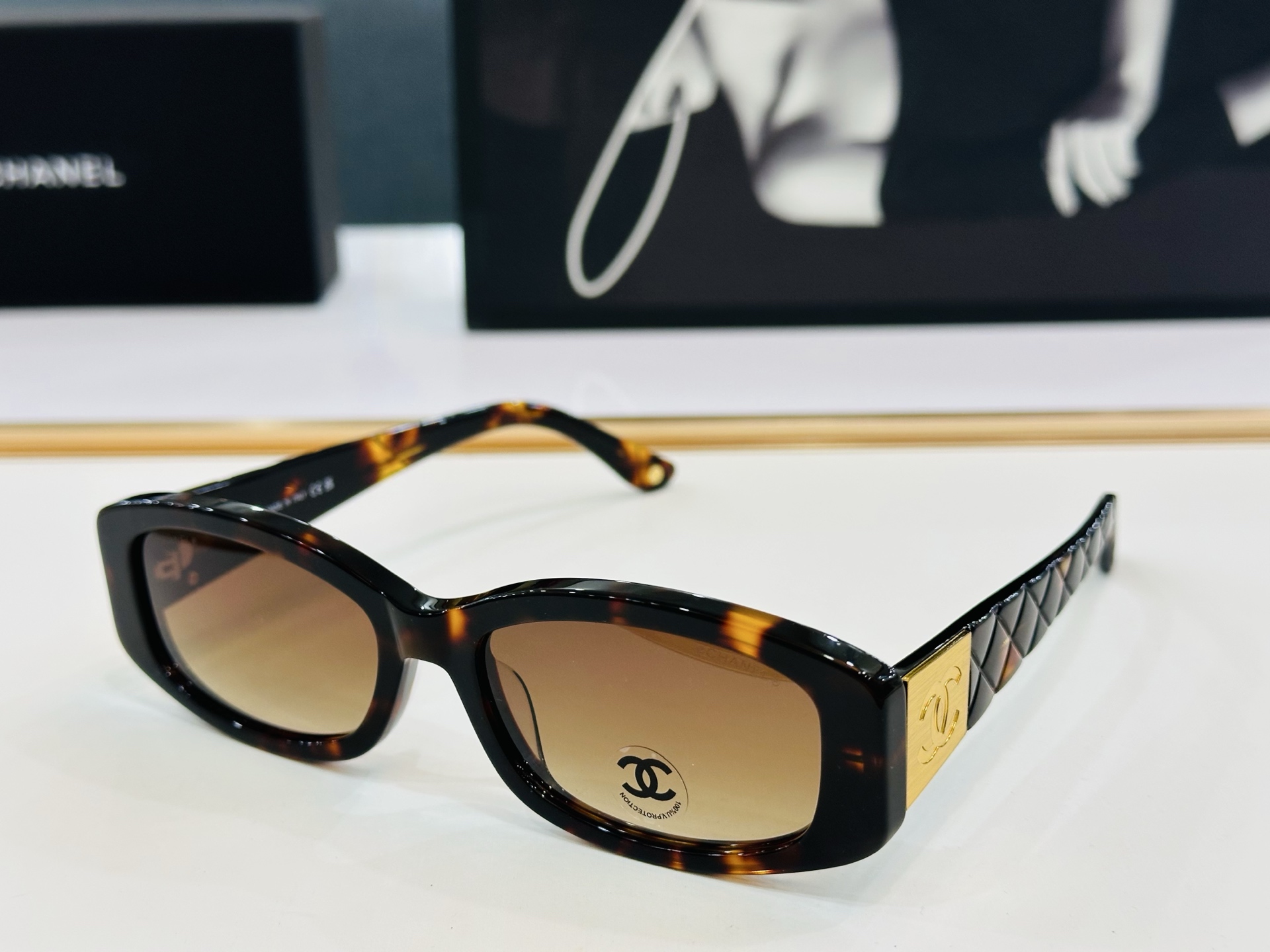 CHANE*香家  C74573S  SIZE：52口18-145  潮流爆款 太阳镜 😍😍高品质 佩戴