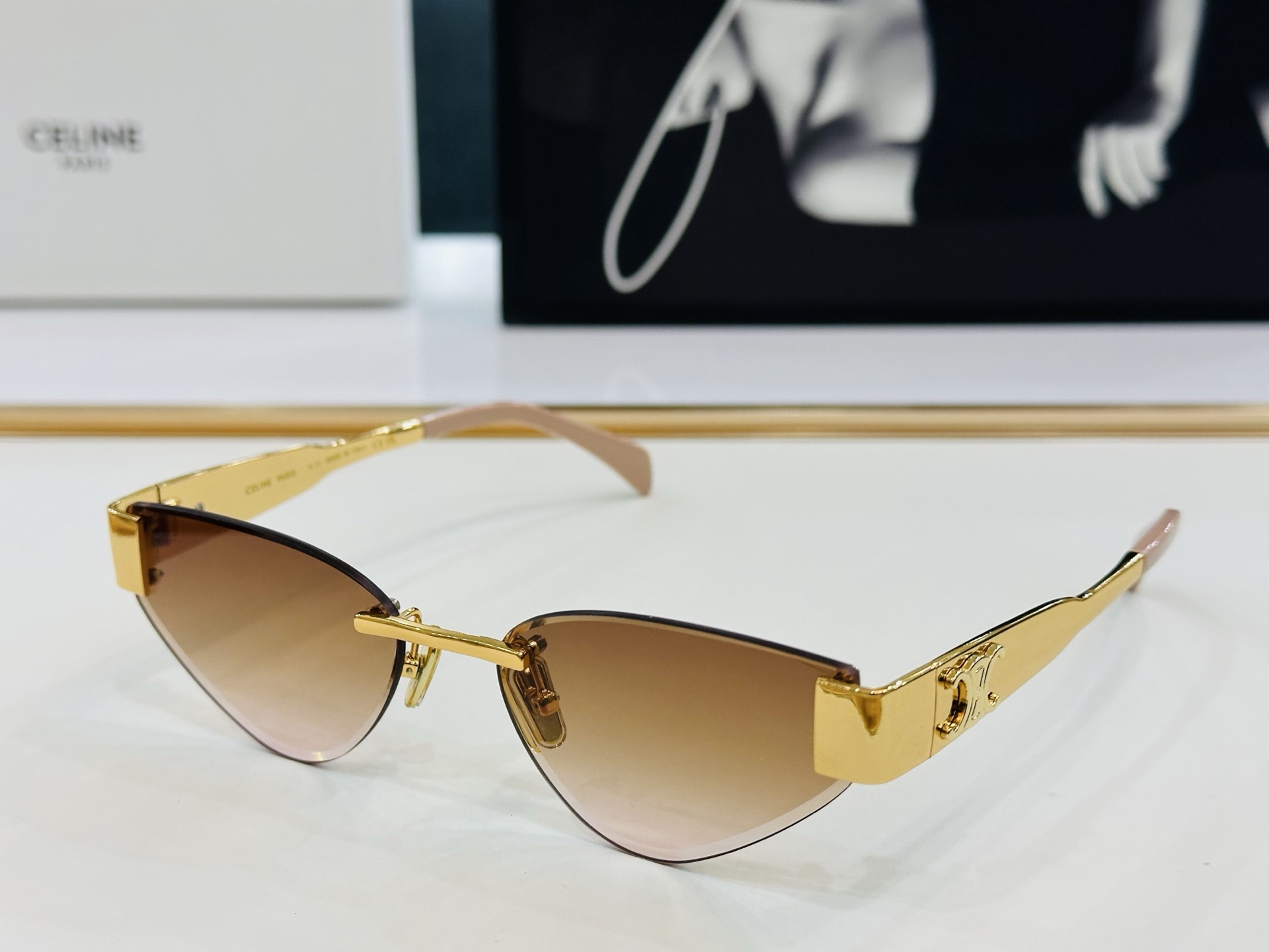 【CELINE】赛琳 CL42122U Size：56口17-142  一直热销的款式 欧美风 光泽度好