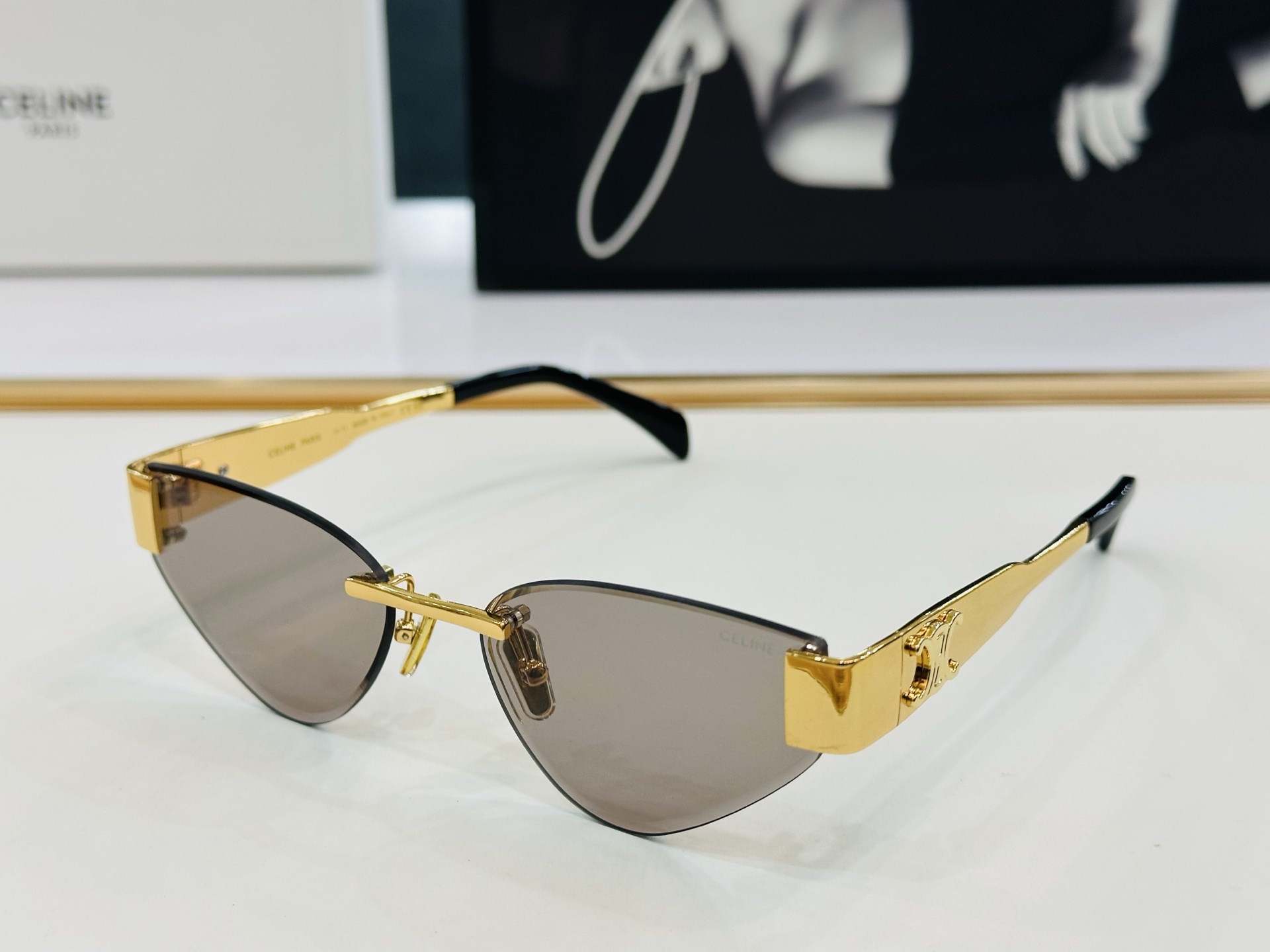 【CELINE】赛琳 CL42122U Size：56口17-142  一直热销的款式 欧美风 光泽度好