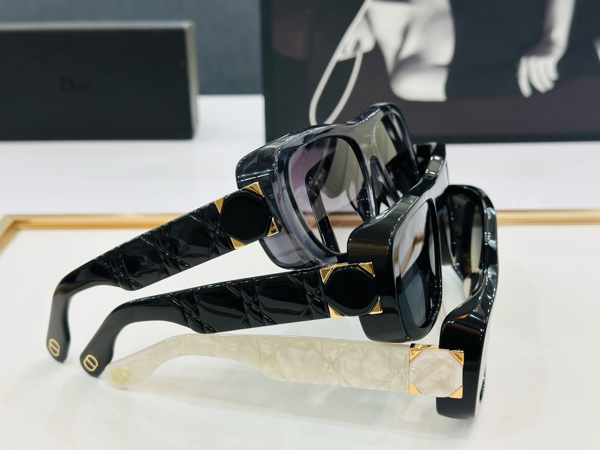 🔻🔻🔻DIO* S1I 迪家 Size：59口18-130 春夏款墨镜 😎🔆。。搭配镜腿精致烫字配饰 X