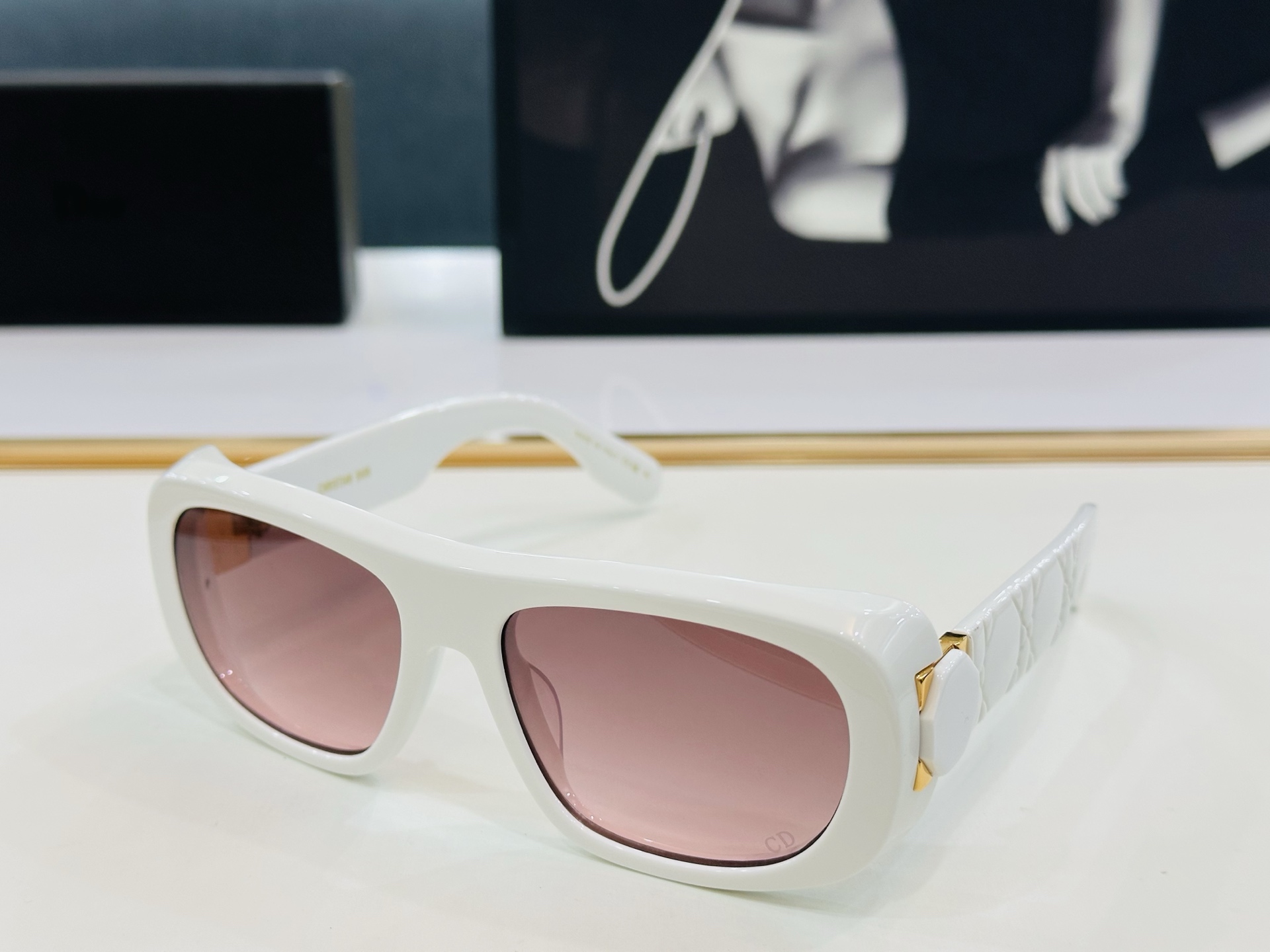 🔻🔻🔻DIO* S1I 迪家 Size：59口18-130 春夏款墨镜 😎🔆。。搭配镜腿精致烫字配饰 X