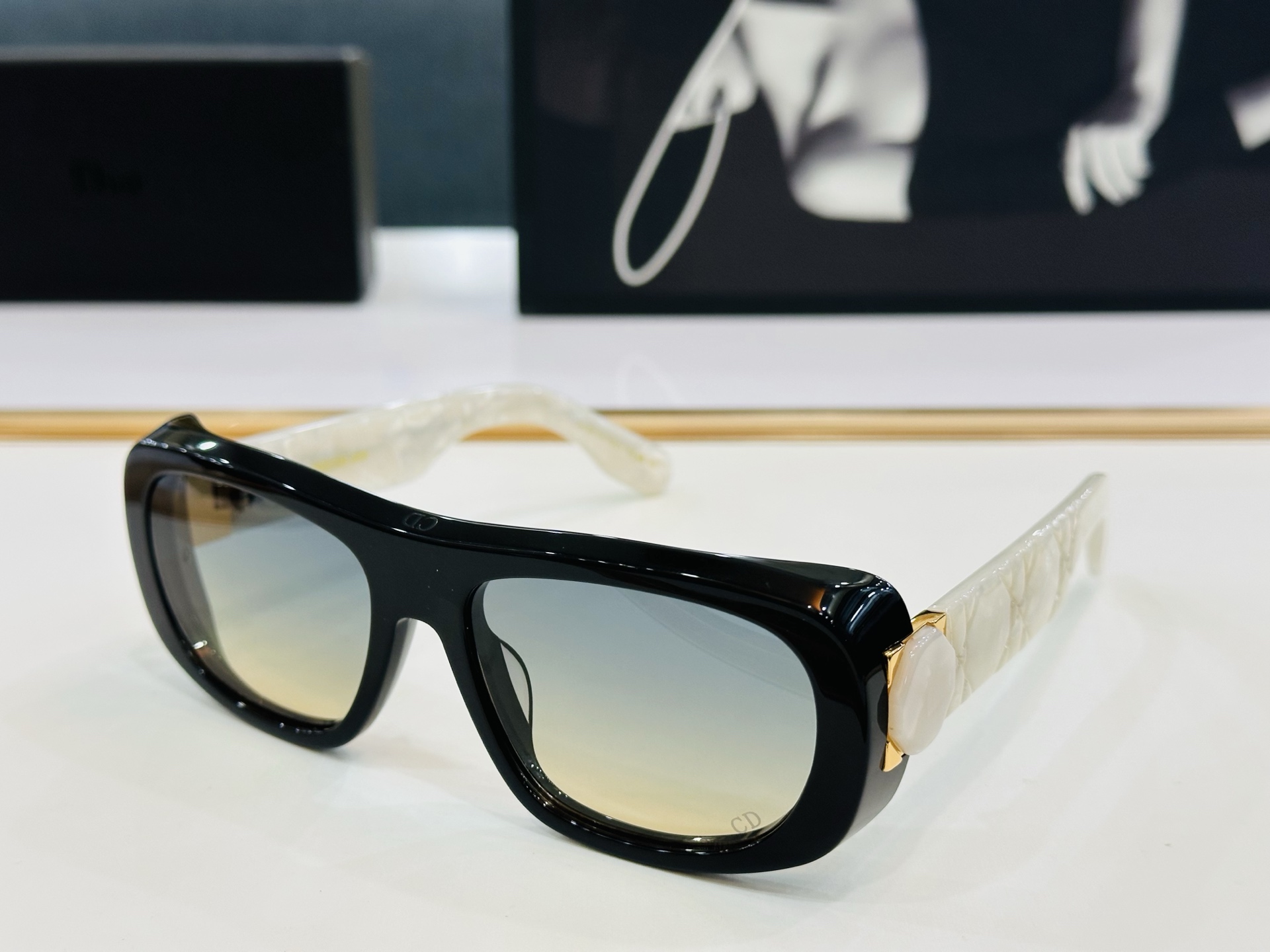 🔻🔻🔻DIO* S1I 迪家 Size：59口18-130 春夏款墨镜 😎🔆。。搭配镜腿精致烫字配饰 X