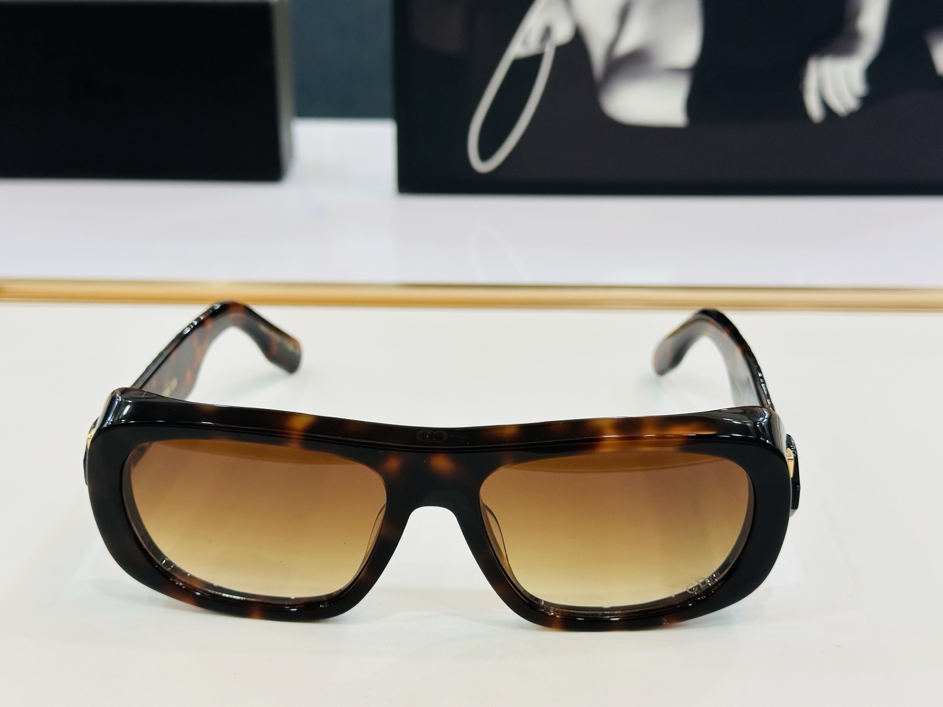 🔻🔻🔻DIO* S1I 迪家 Size：59口18-130 春夏款墨镜 😎🔆。。搭配镜腿精致烫字配饰 X
