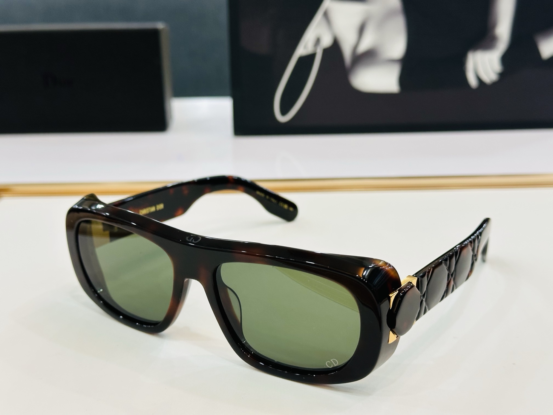 🔻🔻🔻DIO* S1I 迪家 Size：59口18-130 春夏款墨镜 😎🔆。。搭配镜腿精致烫字配饰 X