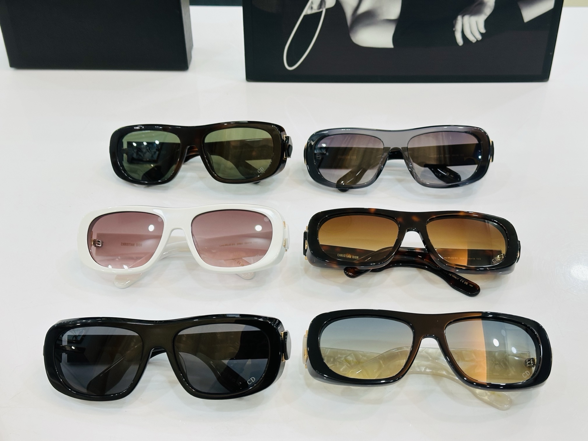 🔻🔻🔻DIO* S1I 迪家 Size：59口18-130 春夏款墨镜 😎🔆。。搭配镜腿精致烫字配饰 X