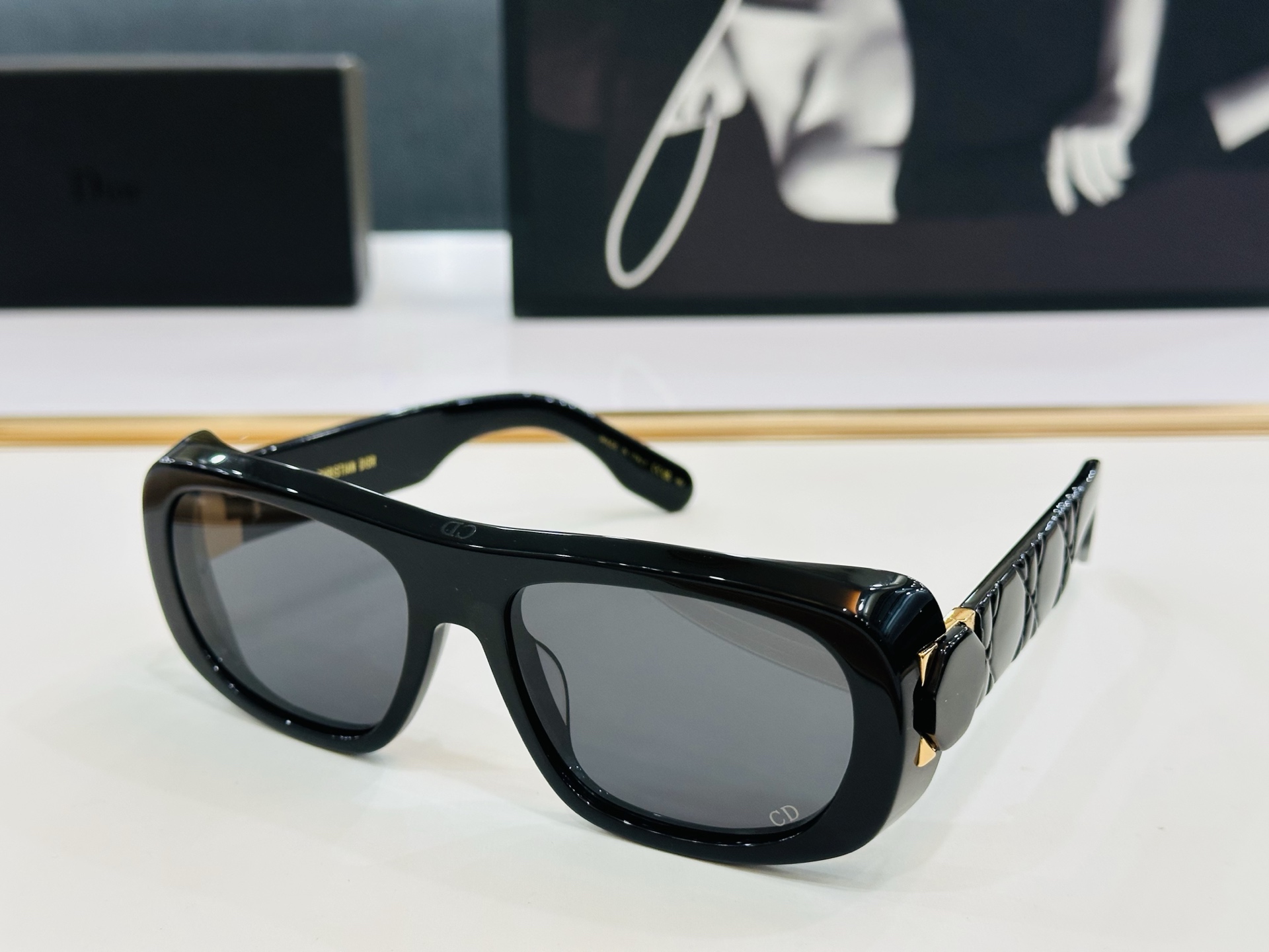 🔻🔻🔻DIO* S1I 迪家 Size：59口18-130 春夏款墨镜 😎🔆。。搭配镜腿精致烫字配饰 X