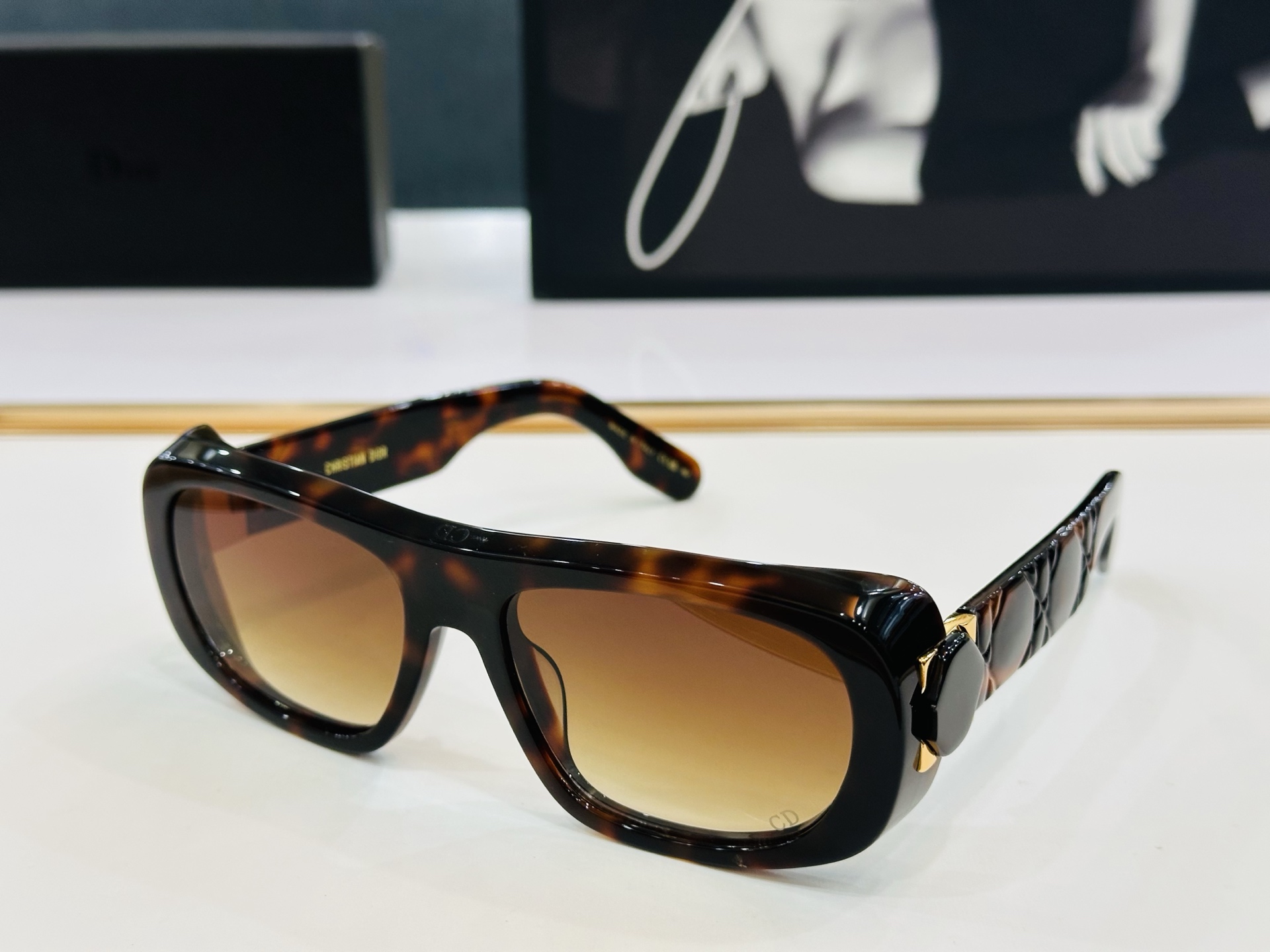🔻🔻🔻DIO* S1I 迪家 Size：59口18-130 春夏款墨镜 😎🔆。。搭配镜腿精致烫字配饰 X