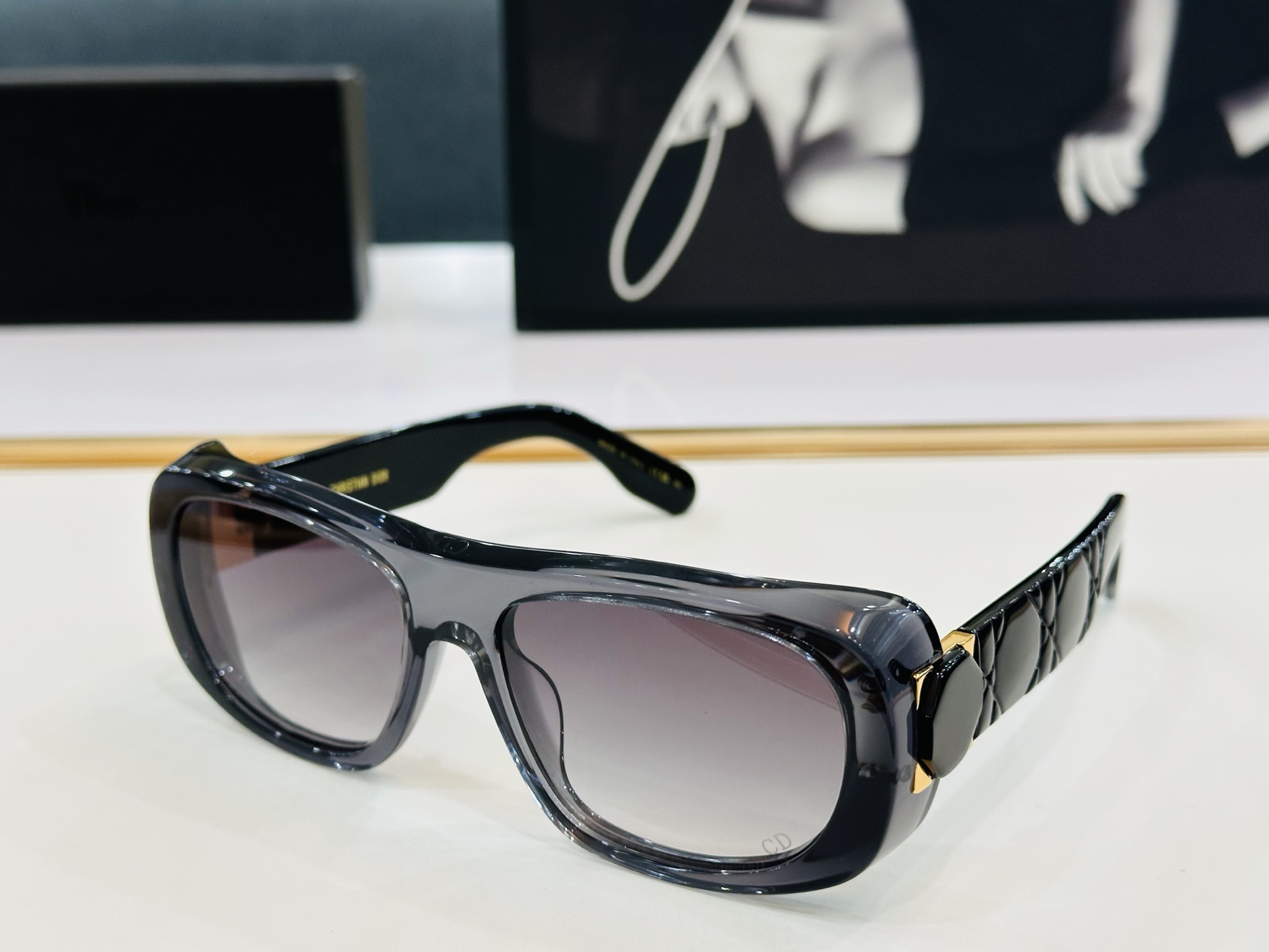 🔻🔻🔻DIO* S1I 迪家 Size：59口18-130 春夏款墨镜 😎🔆。。搭配镜腿精致烫字配饰 X