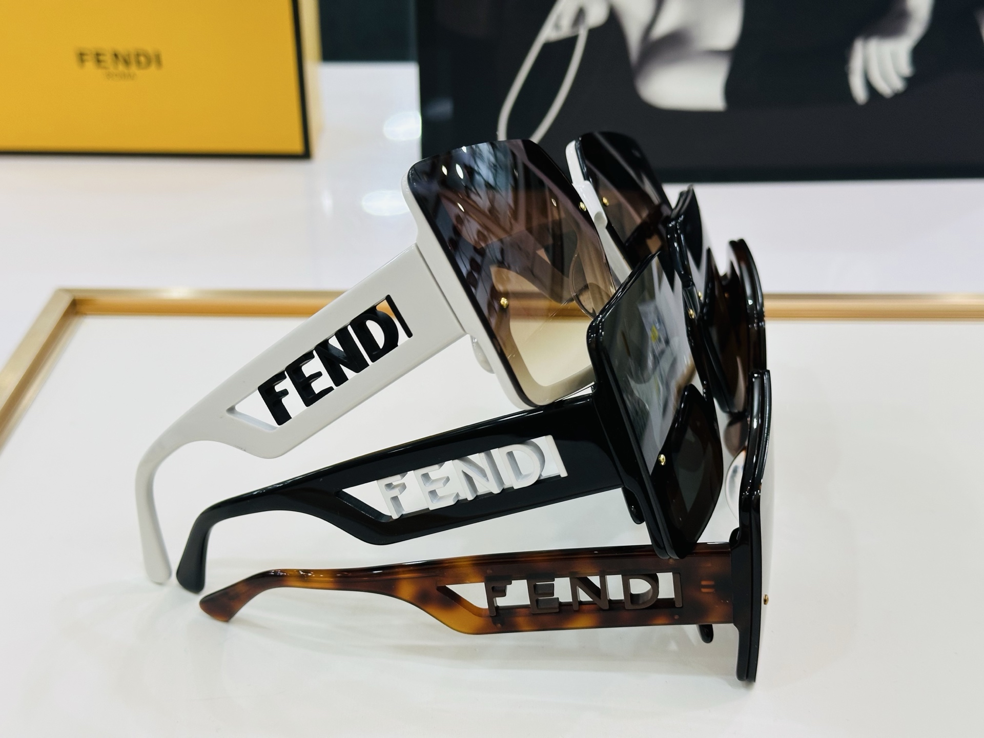 官网款 FenD* 芬家 原单时尚拉风太阳镜 FD50076 Size：69口10-145 最好搭配 b