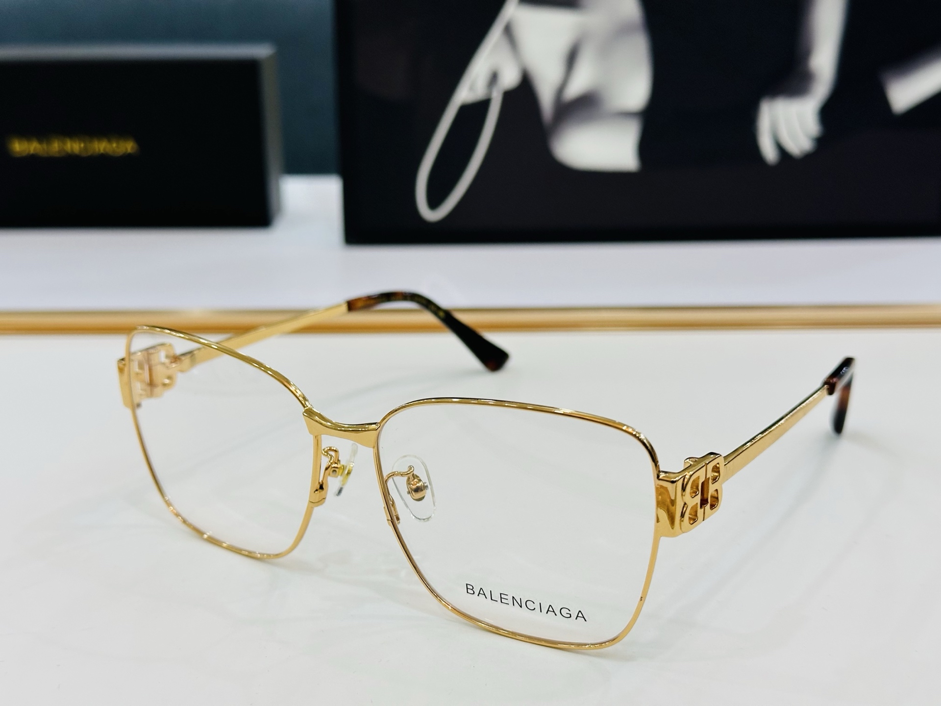 BALENCIAGA巴黎世家 最新 版型很特别的设计让人一眼爱上 BB0339O Size 60口15-