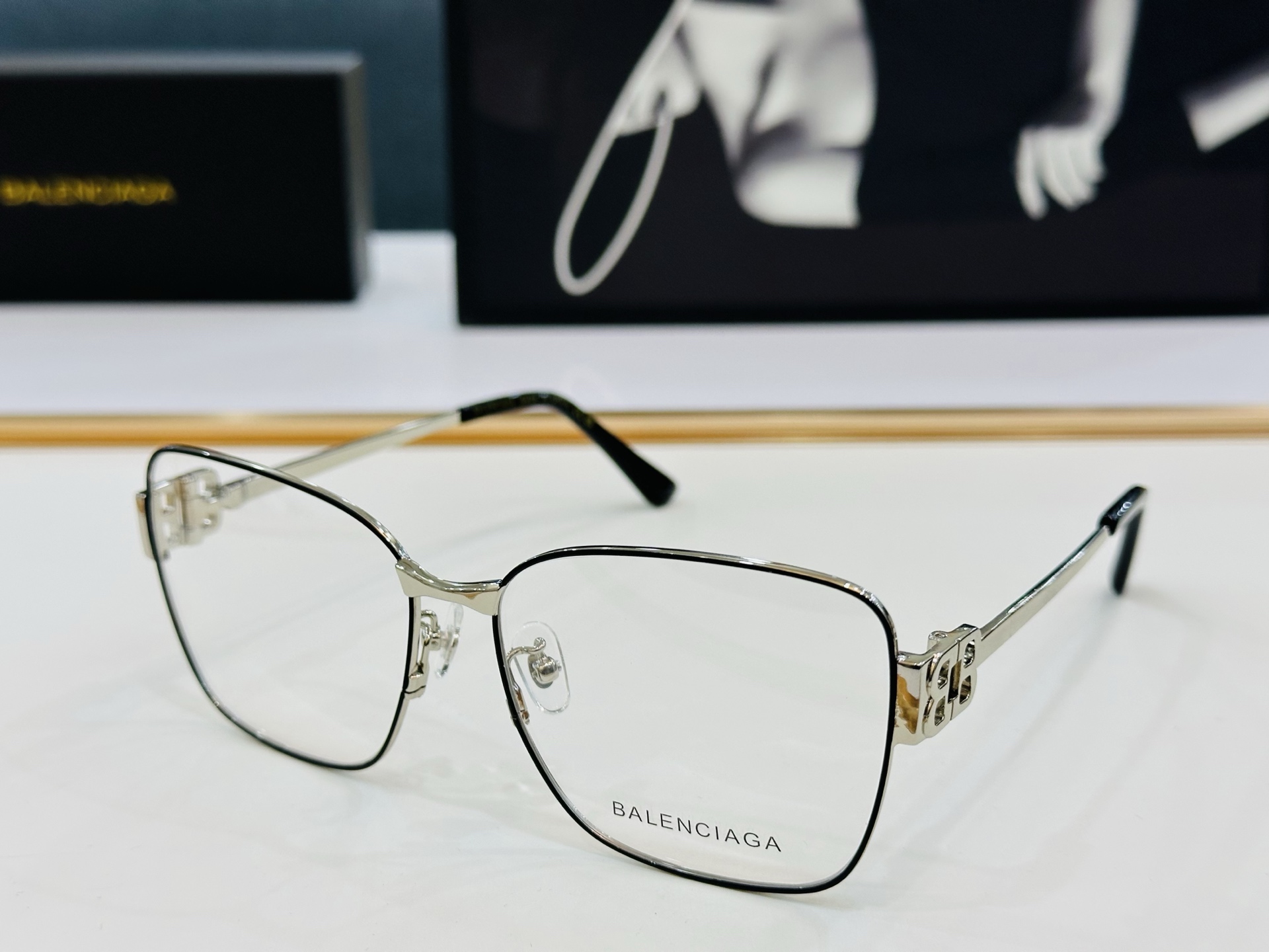 BALENCIAGA巴黎世家 最新 版型很特别的设计让人一眼爱上 BB0339O Size 60口15-