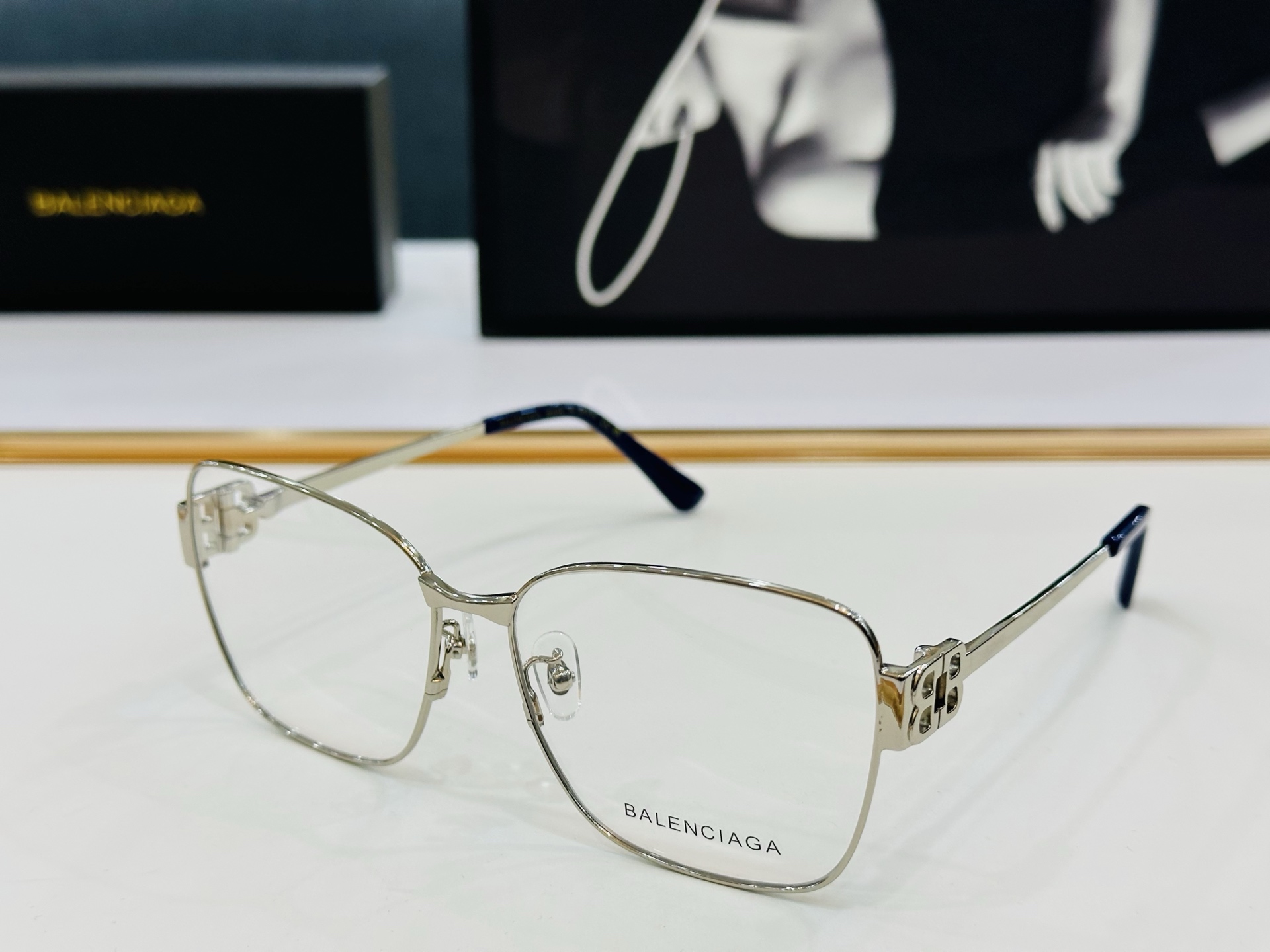 BALENCIAGA巴黎世家 最新 版型很特别的设计让人一眼爱上 BB0339O Size 60口15-