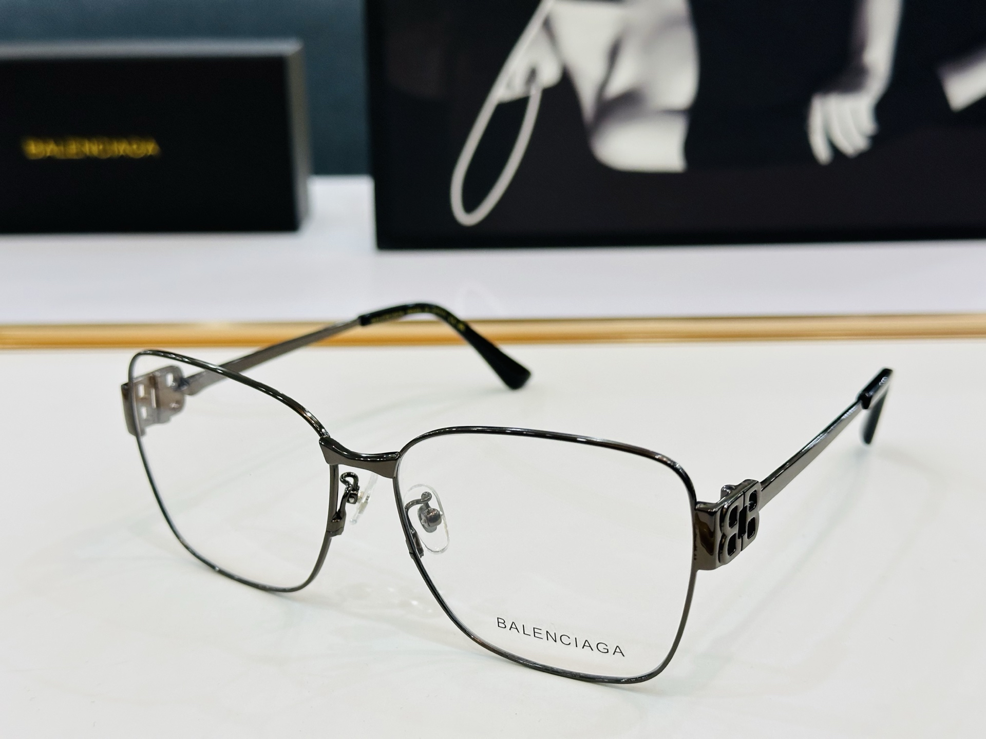 BALENCIAGA巴黎世家 最新 版型很特别的设计让人一眼爱上 BB0339O Size 60口15-