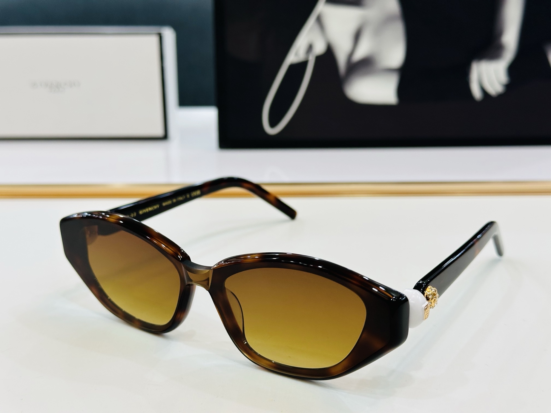 Givench* 纪凡家 GV60018U  Size：53口18-142  原单 👍👍细节做工精细 X