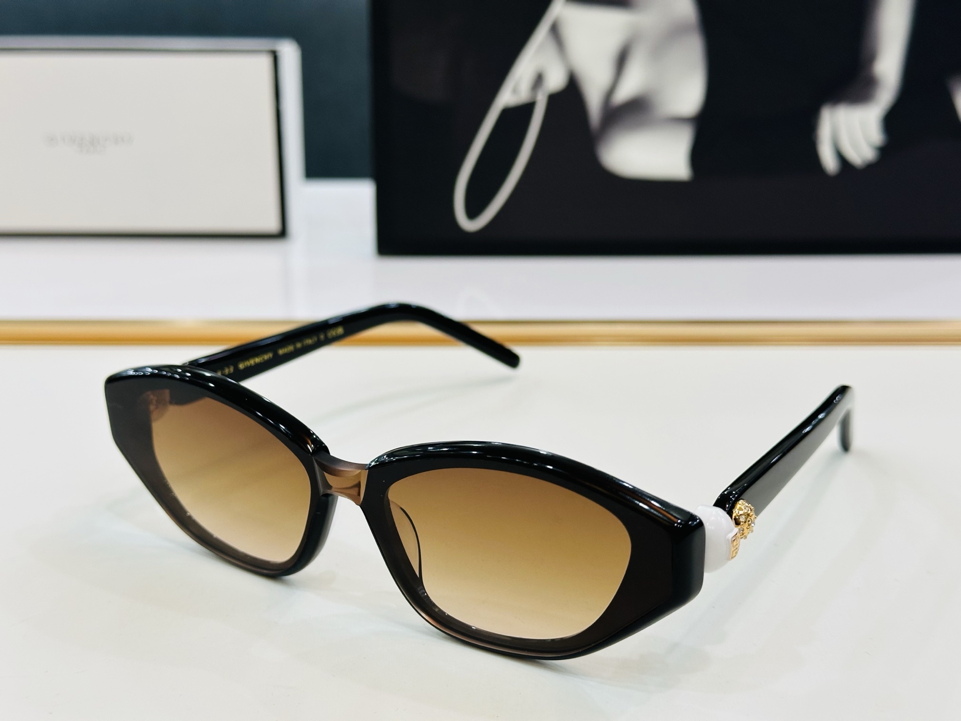 Givench* 纪凡家 GV60018U  Size：53口18-142  原单 👍👍细节做工精细 X