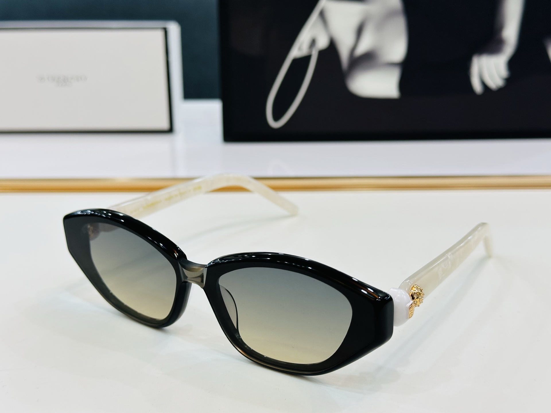 Givench* 纪凡家 GV60018U  Size：53口18-142  原单 👍👍细节做工精细 X