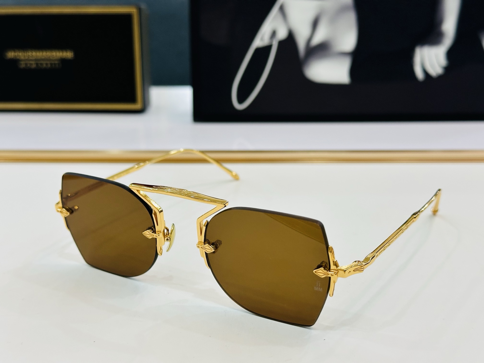 JACQUES MARIE JMMYU2E 
日本手工眼镜 镜框採用上板材打造出  SIZE：52口23