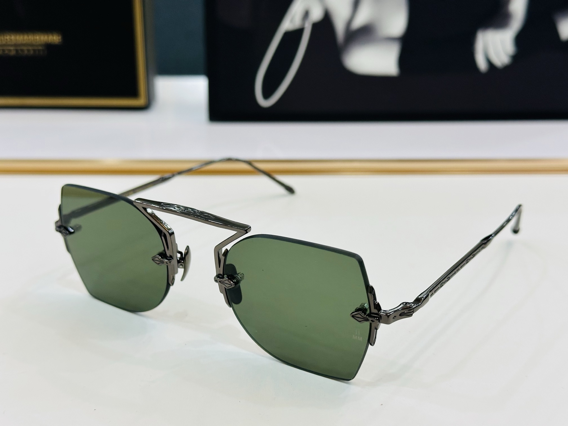 JACQUES MARIE JMMYU2E 
日本手工眼镜 镜框採用上板材打造出  SIZE：52口23