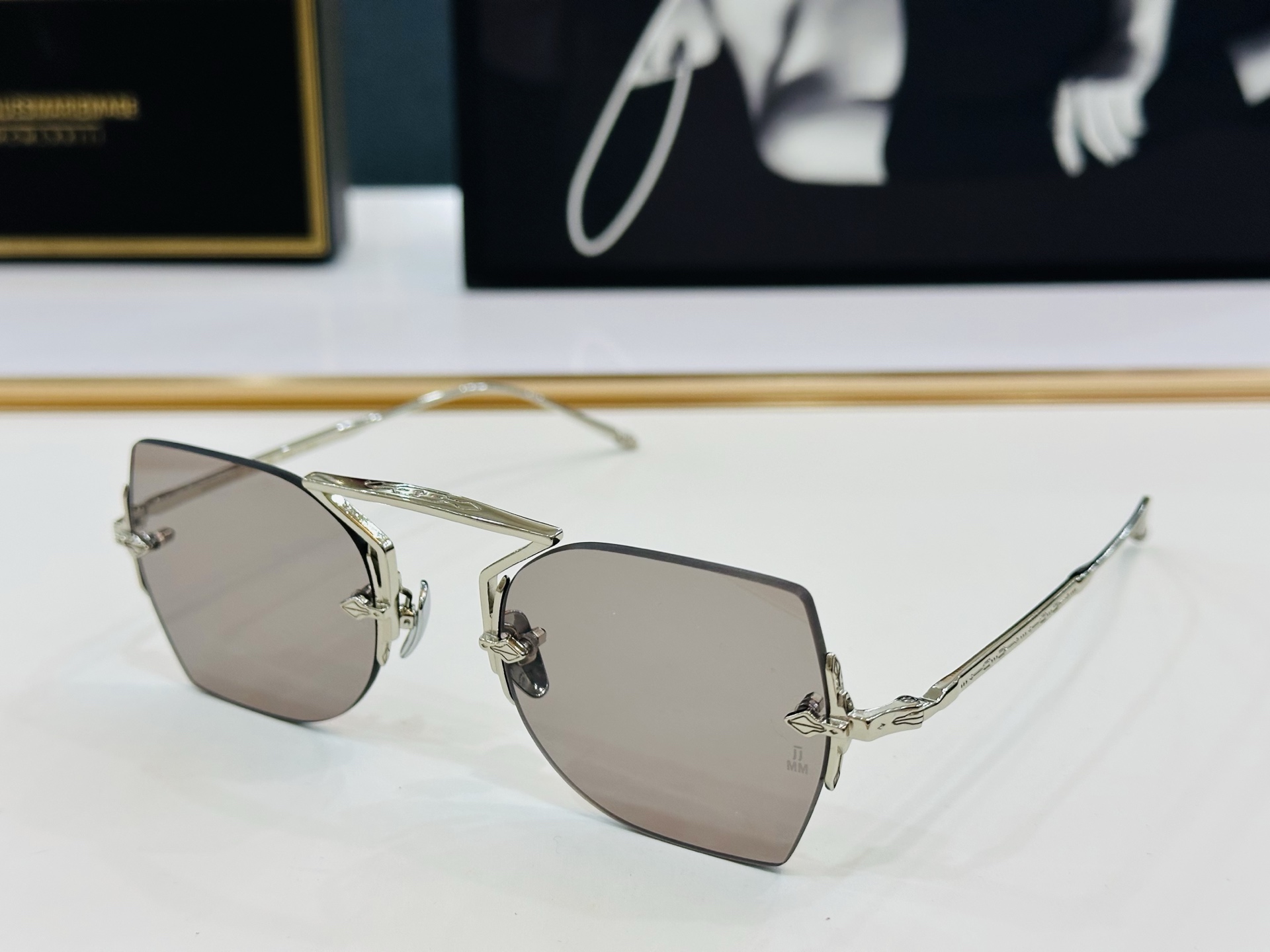 JACQUES MARIE JMMYU2E 
日本手工眼镜 镜框採用上板材打造出  SIZE：52口23