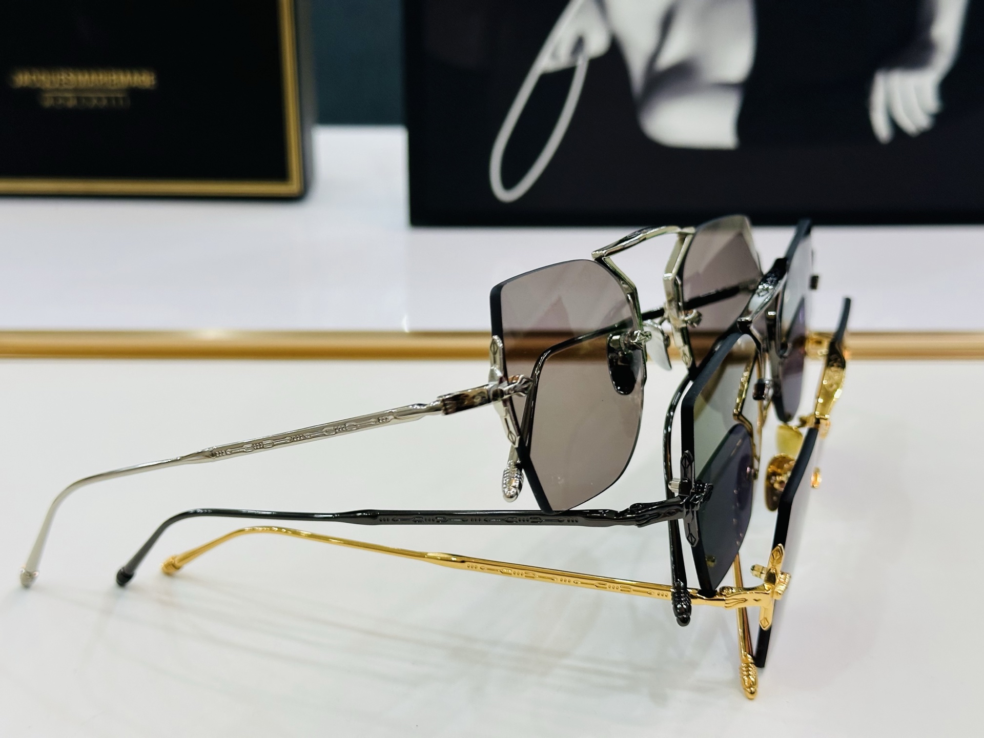 JACQUES MARIE JMMYU2E 
日本手工眼镜 镜框採用上板材打造出  SIZE：52口23