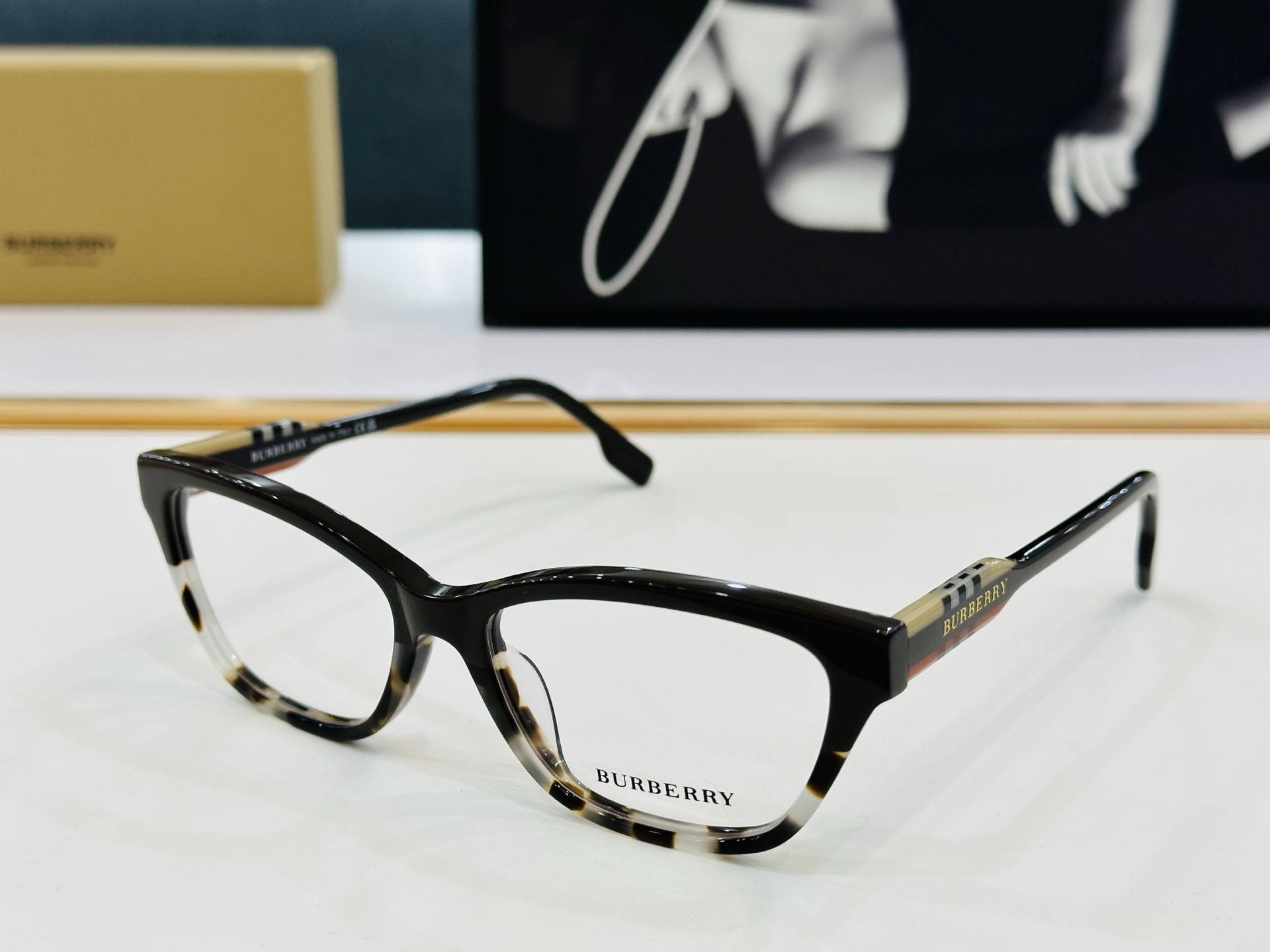 新款 BURBERR*🔻巴家 BE4420   百搭镜架Size：55口17-145🌲🌲🌲拼色板材框 Z