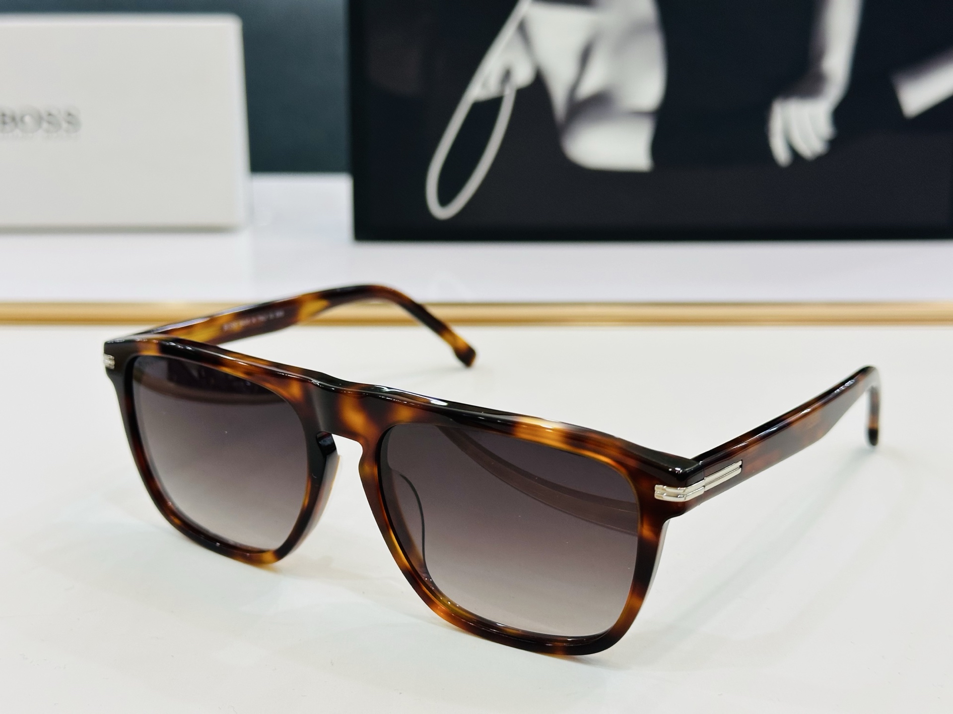 🆕 BOSS 1599 Size：56口17-140 🕶🕶💋💋👣👣  不挑脸 🍁经典不过时框型 品质优良