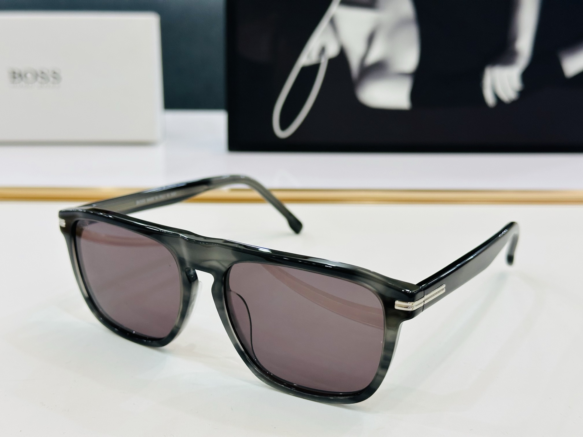 🆕 BOSS 1599 Size：56口17-140 🕶🕶💋💋👣👣  不挑脸 🍁经典不过时框型 品质优良