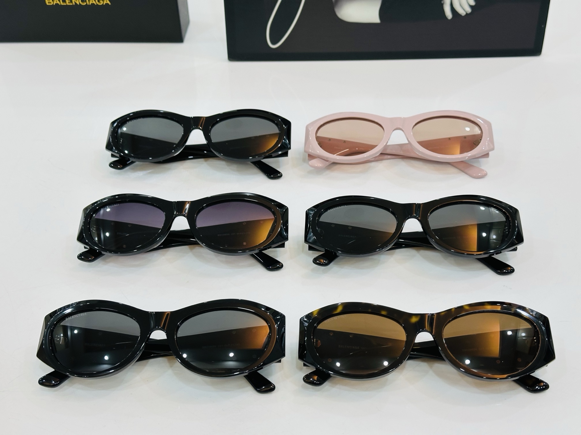 BALENCIAGA巴黎世家 BB0396SK Size：54口21-145 超级百搭造型 FD百搭时尚