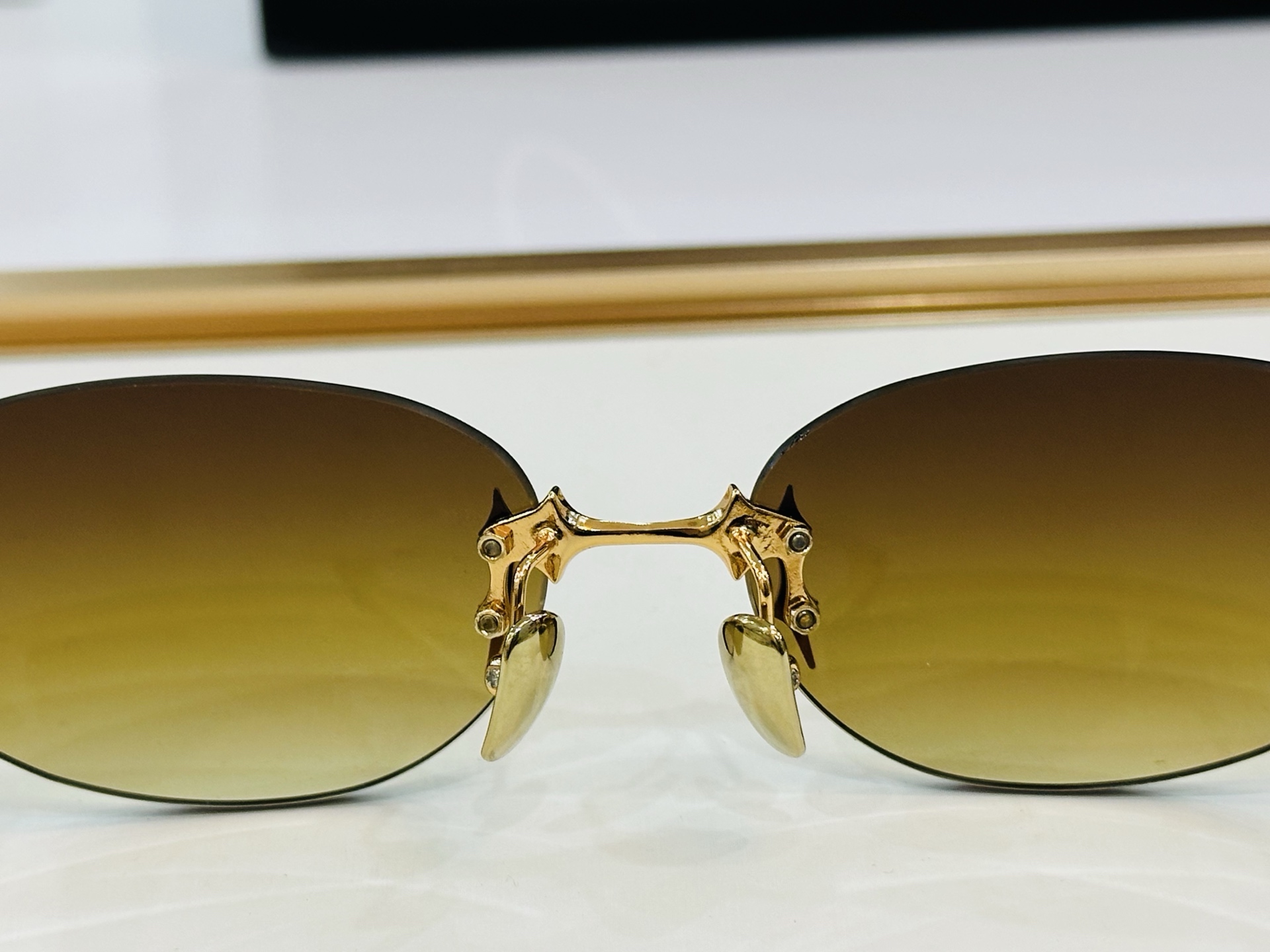 原版官网 GM的墨镜 TTA 太好看爆了🕶️ b又推出这款 Size：57口17-134  超大气百搭 