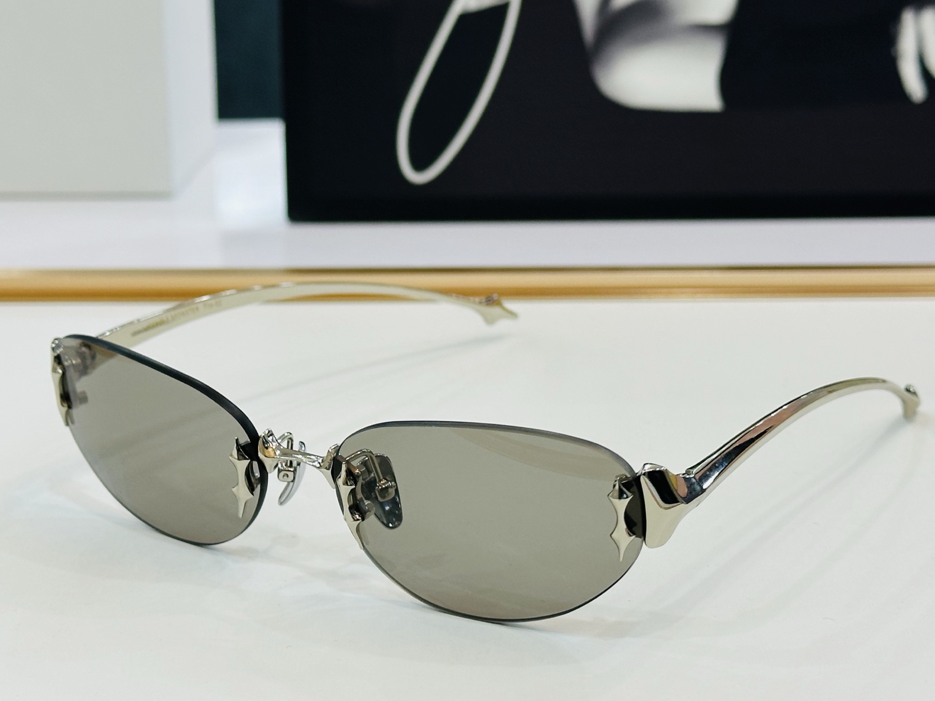 原版官网 GM的墨镜 TTA 太好看爆了🕶️ b又推出这款 Size：57口17-134  超大气百搭 