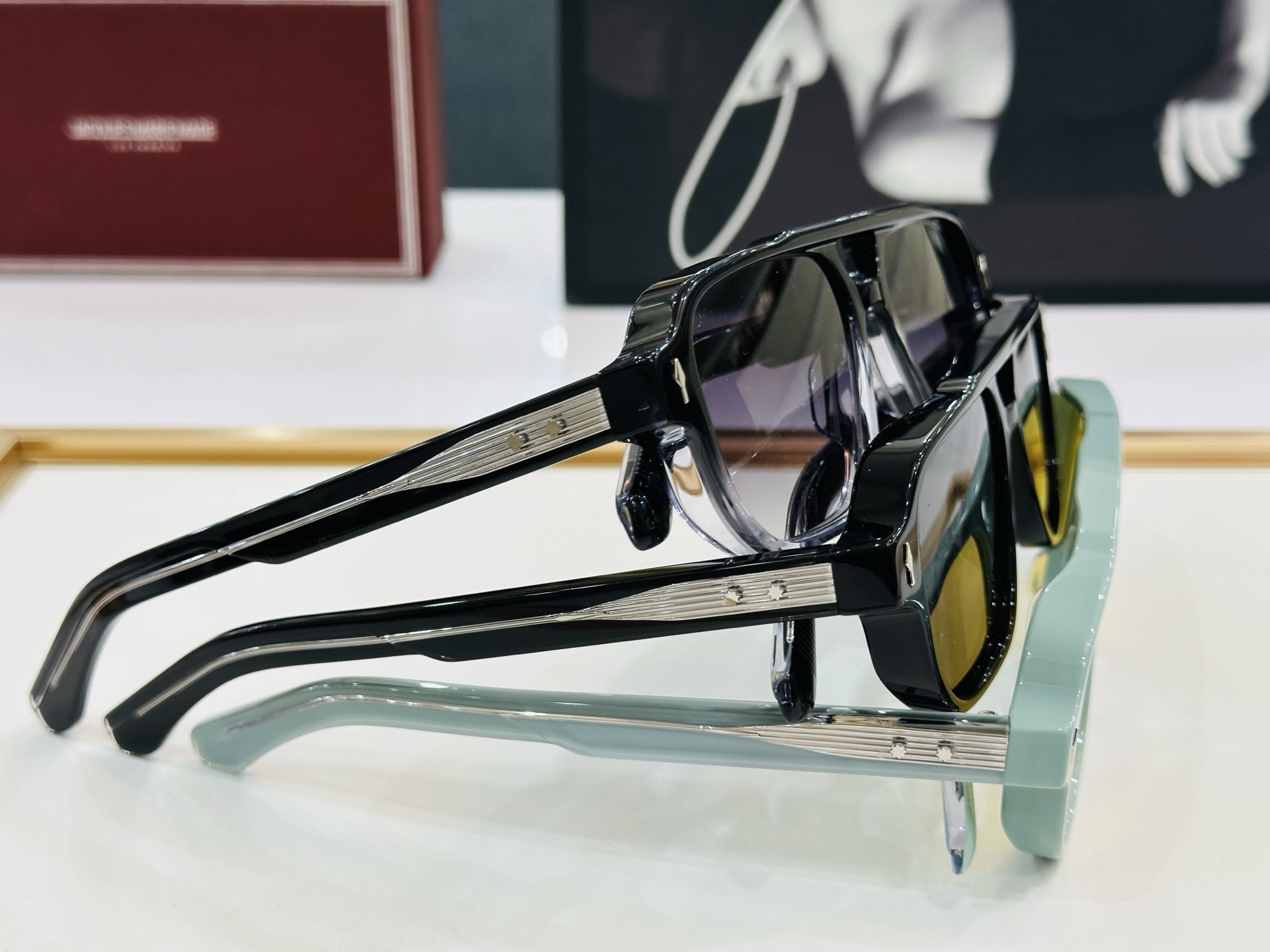 JACQUES MARIE EVANSI 
日本手工眼镜 镜框採用上板材打造出  SIZE：55口17-