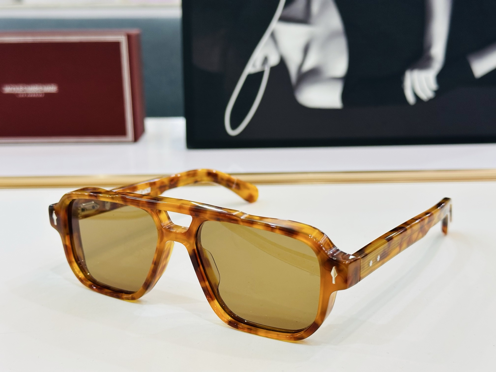 JACQUES MARIE EVANSI 
日本手工眼镜 镜框採用上板材打造出  SIZE：55口17-
