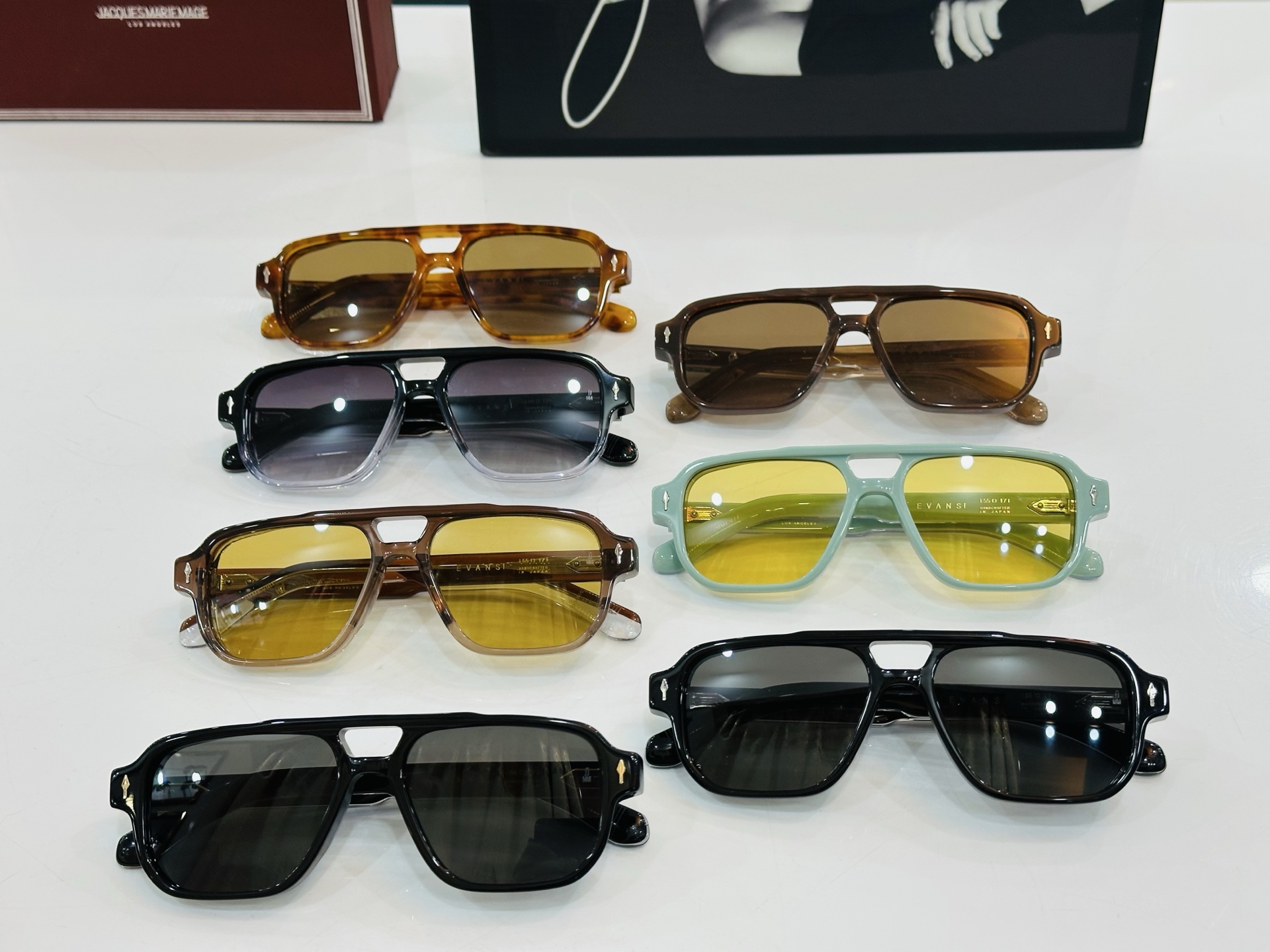 JACQUES MARIE EVANSI 
日本手工眼镜 镜框採用上板材打造出  SIZE：55口17-