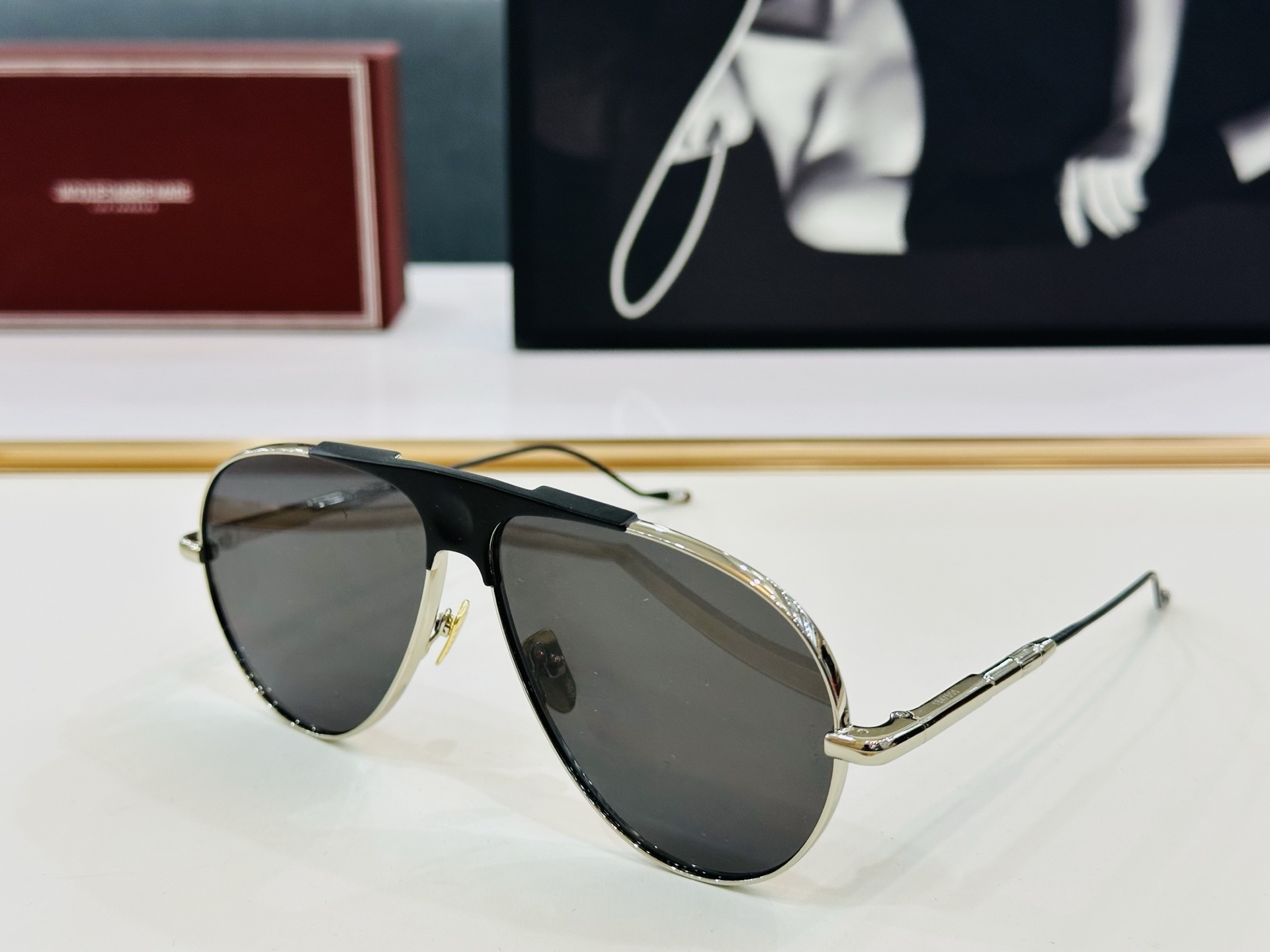 JACQUES MARIE 
日本手工眼镜 镜框採用上板材打造出  SIZE：55口17-145   C