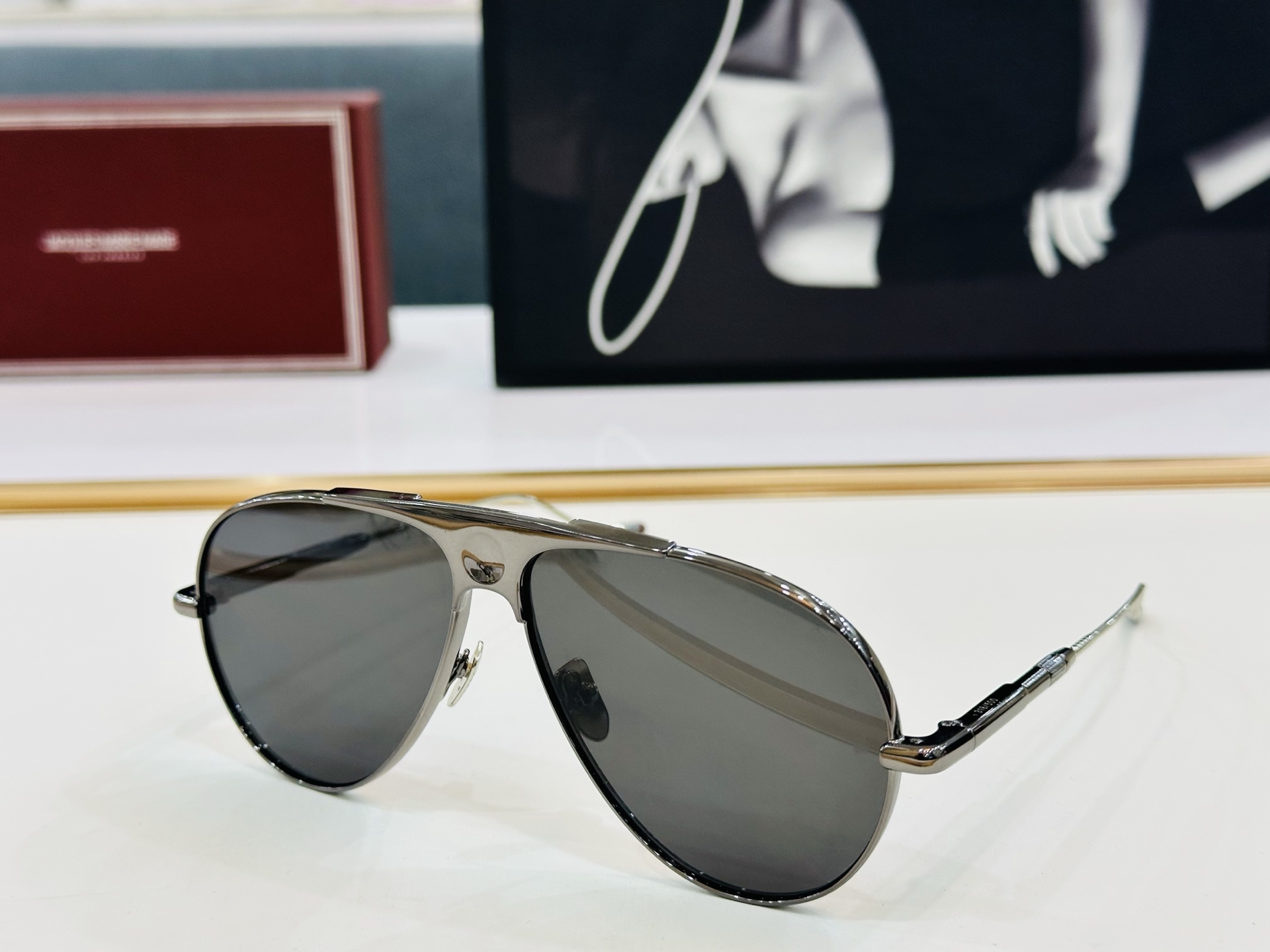 JACQUES MARIE 
日本手工眼镜 镜框採用上板材打造出  SIZE：55口17-145   C