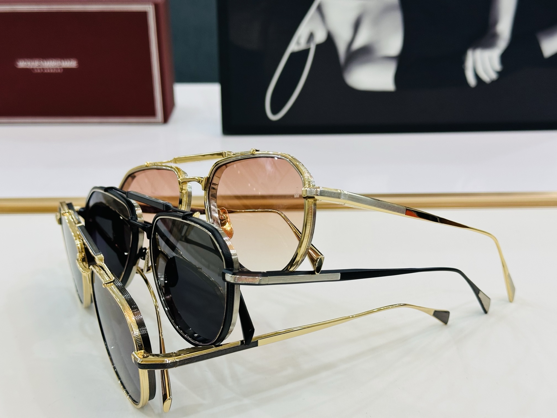 JACQUES MARIE COMMANDER 
日本手工眼镜 镜框採用上板材打造出  SIZE：56口