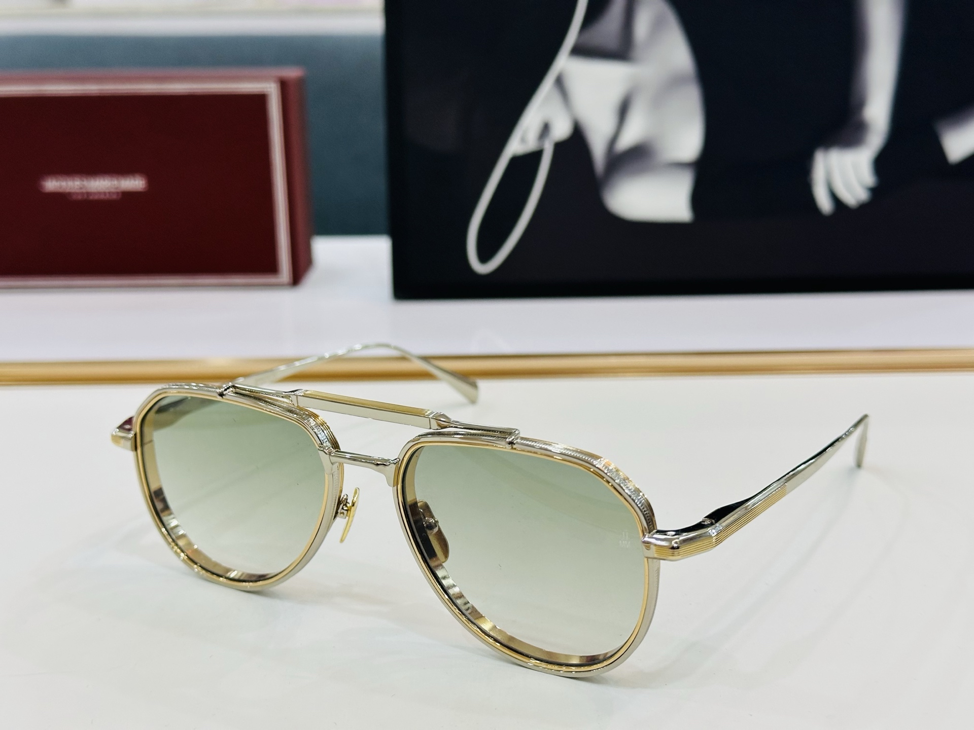 JACQUES MARIE COMMANDER 
日本手工眼镜 镜框採用上板材打造出  SIZE：56口