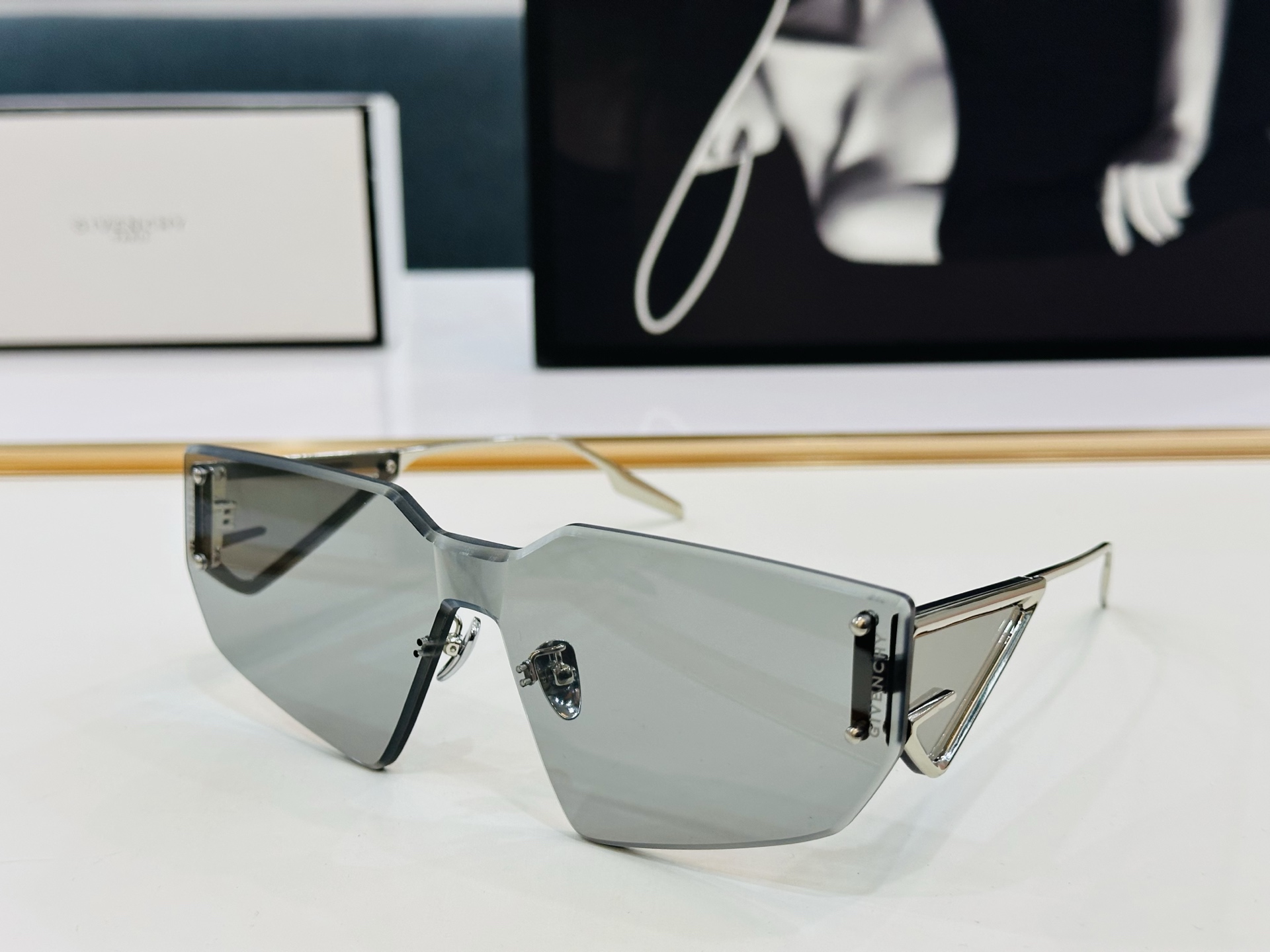 Givench* 纪凡家 GV60016U Size：147口0-138  原单 👍👍细节做工精细 X太