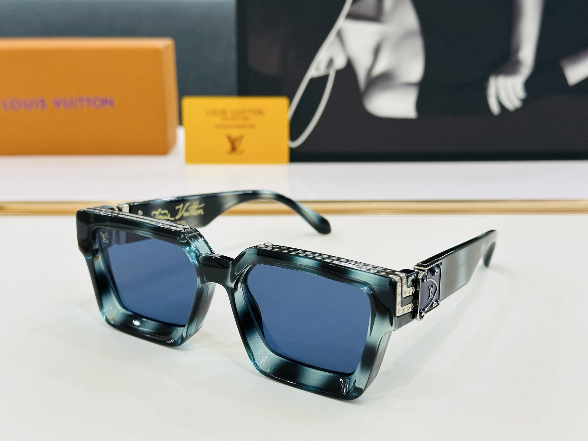 【LOUIS VUITTON】LV 路易家M96006 Size：56口17 奢华版 密密麻麻logo金
