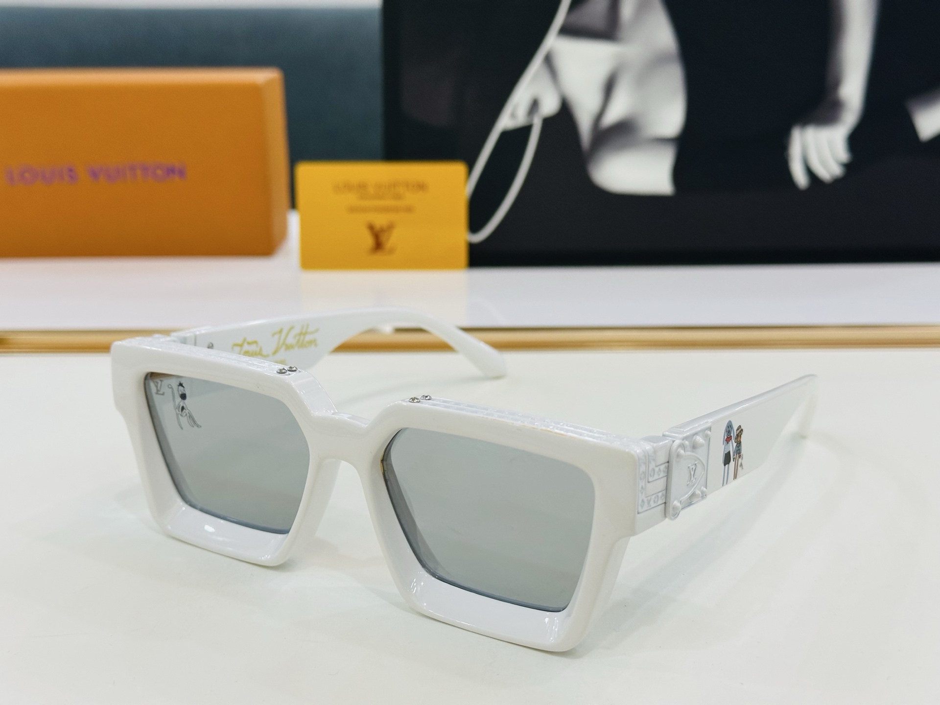 【LOUIS VUITTON】LV 路易家M96006 Size：56口17 奢华版 密密麻麻logo金