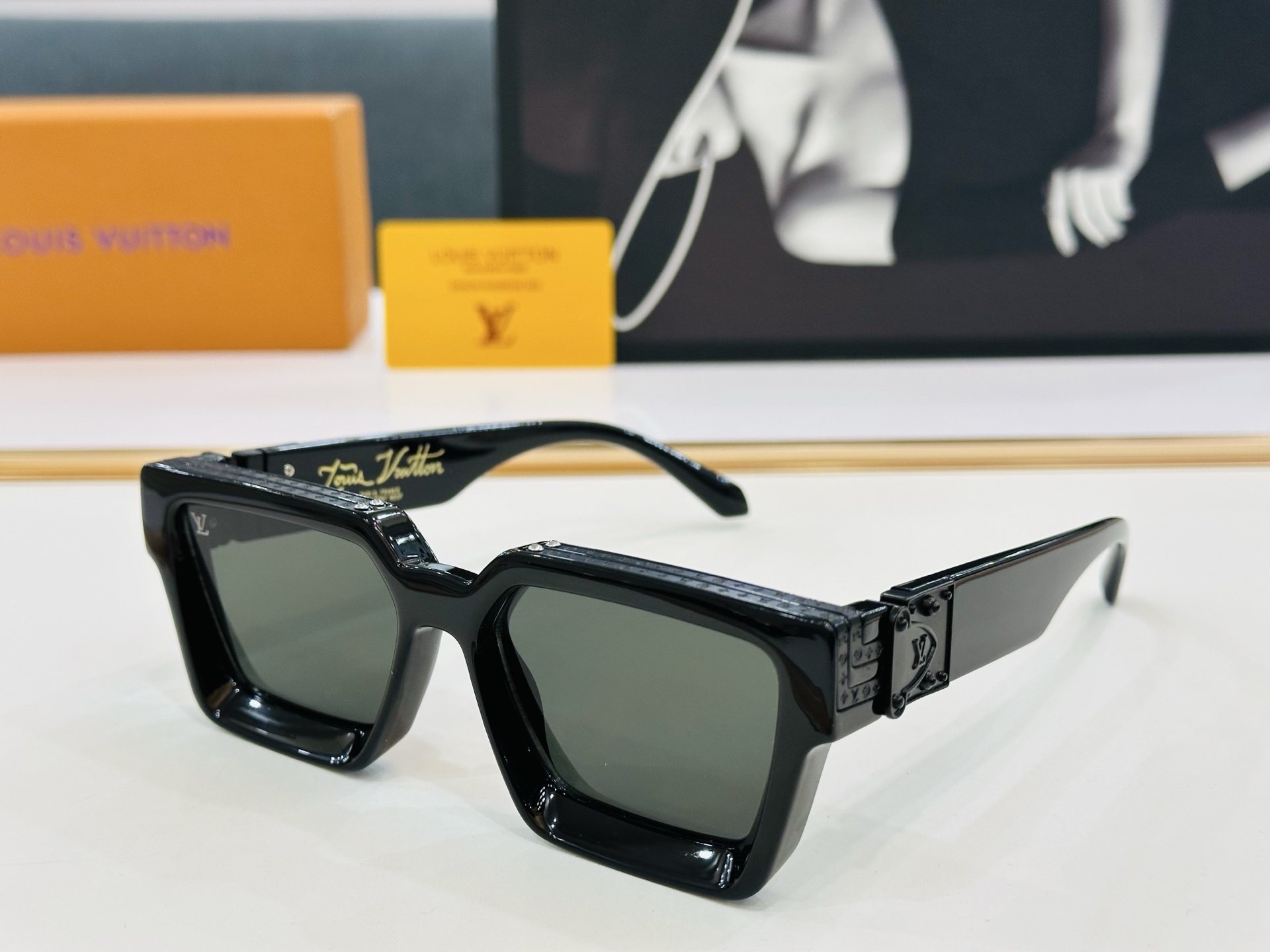 【LOUIS VUITTON】LV 路易家M96006 Size：56口17 奢华版 密密麻麻logo金