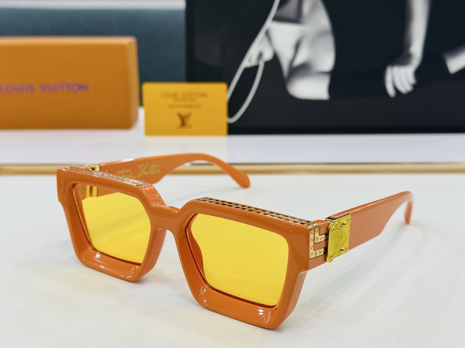 【LOUIS VUITTON】LV 路易家M96006 Size：56口17 奢华版 密密麻麻logo金