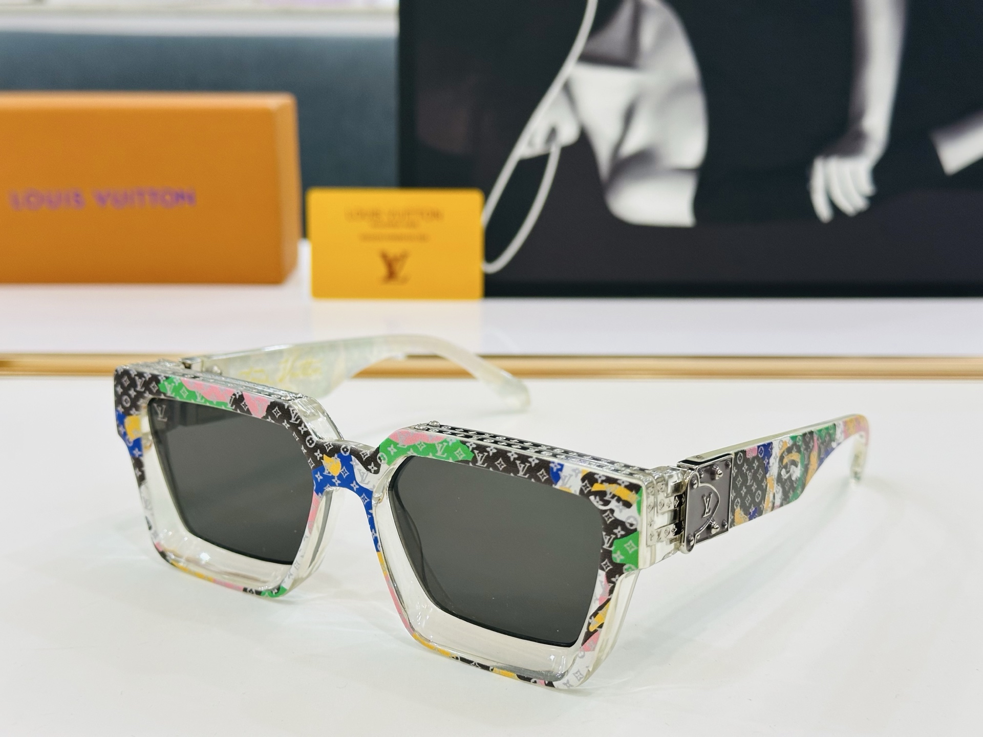 【LOUIS VUITTON】LV 路易家M96006 Size：56口17 奢华版 密密麻麻logo金