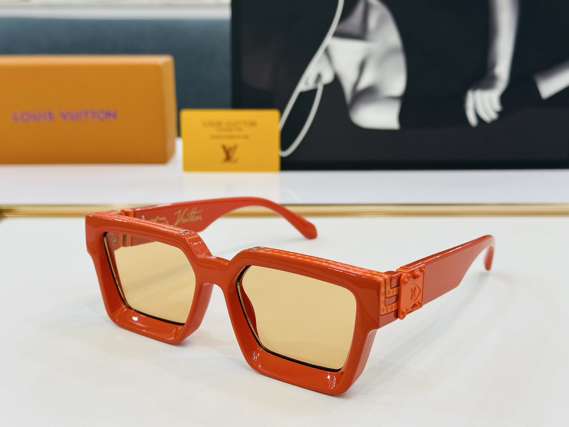 【LOUIS VUITTON】LV 路易家M96006 Size：56口17 奢华版 密密麻麻logo金