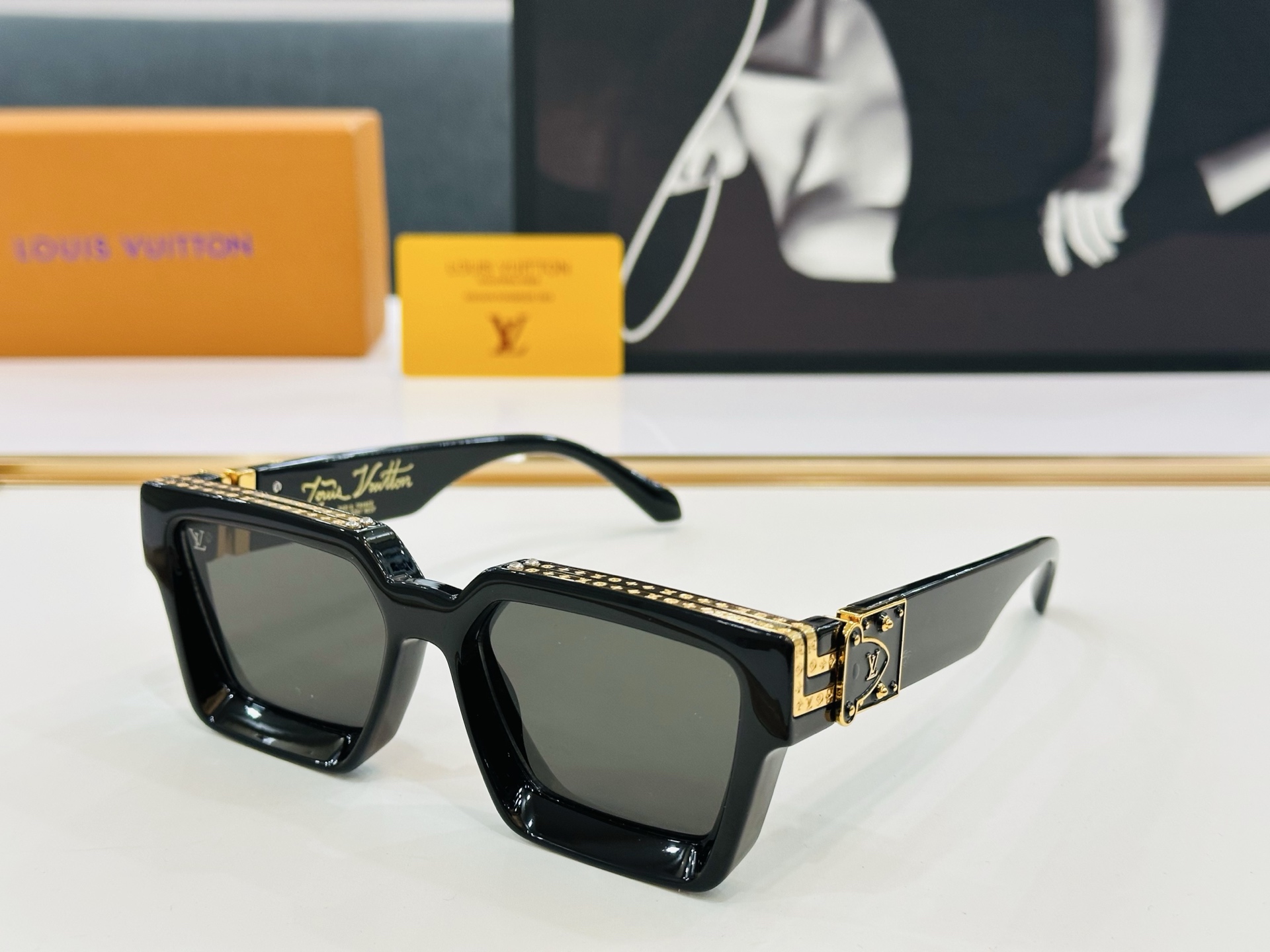 【LOUIS VUITTON】LV 路易家M96006 Size：56口17 奢华版 密密麻麻logo金